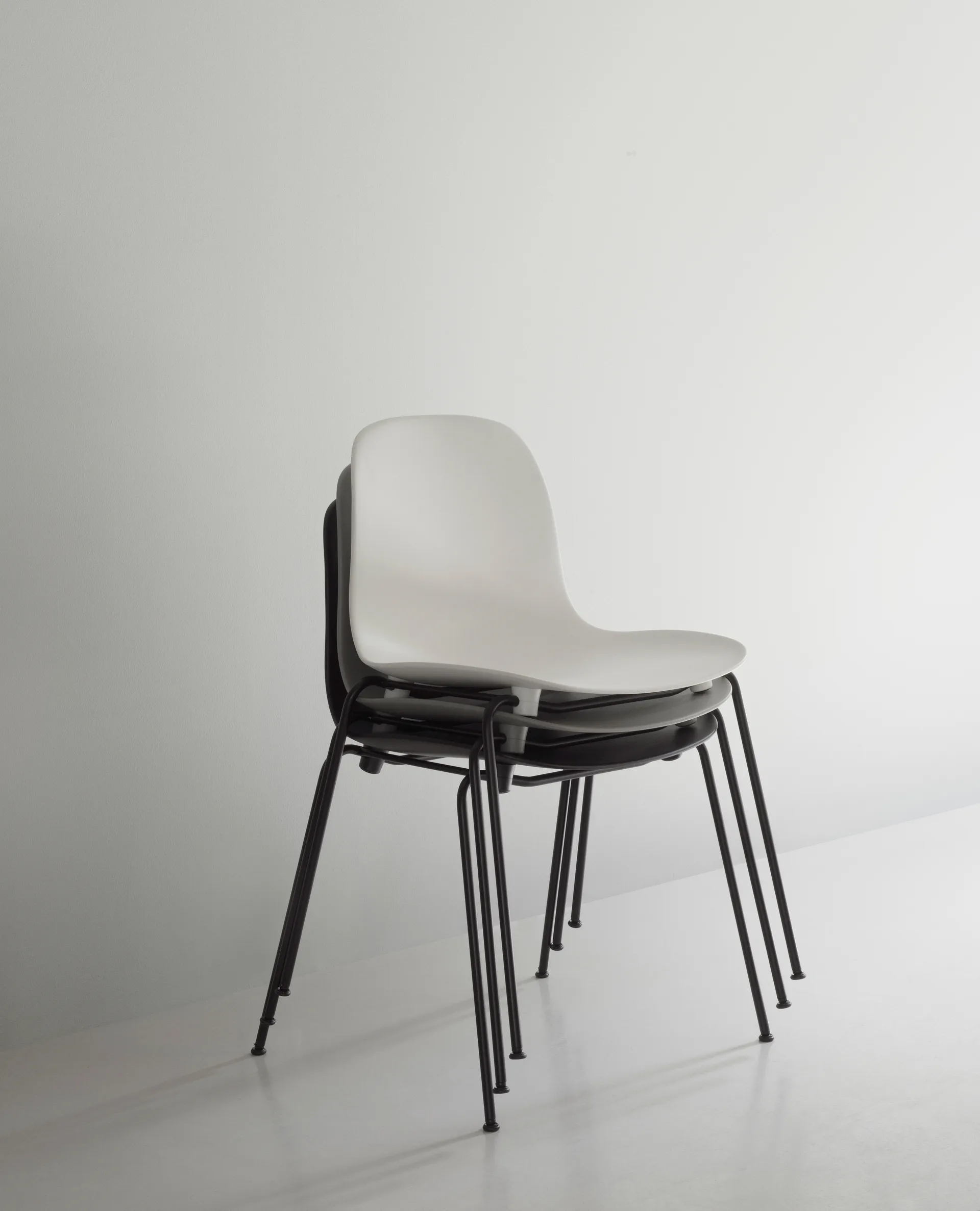Form Chair krzesło z możliwością sztaplowania, czarne nogi, 2 szt., białe,  Normann Copenhagen