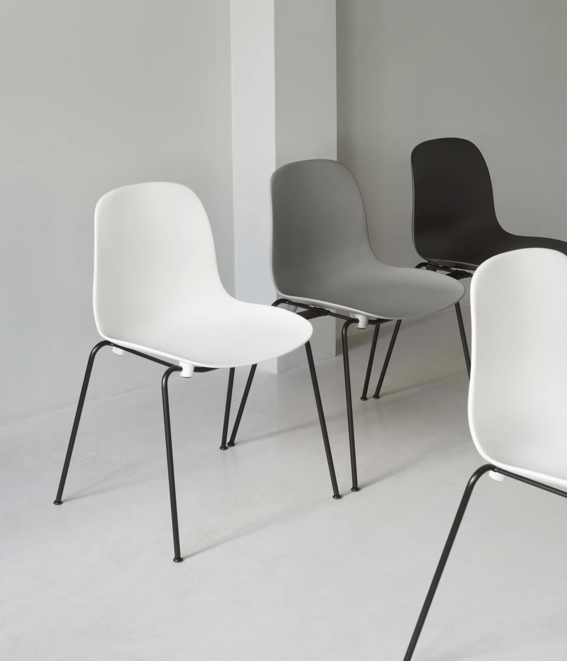 Form Chair krzesło z możliwością sztaplowania, czarne nogi, 2 szt., białe,  Normann Copenhagen