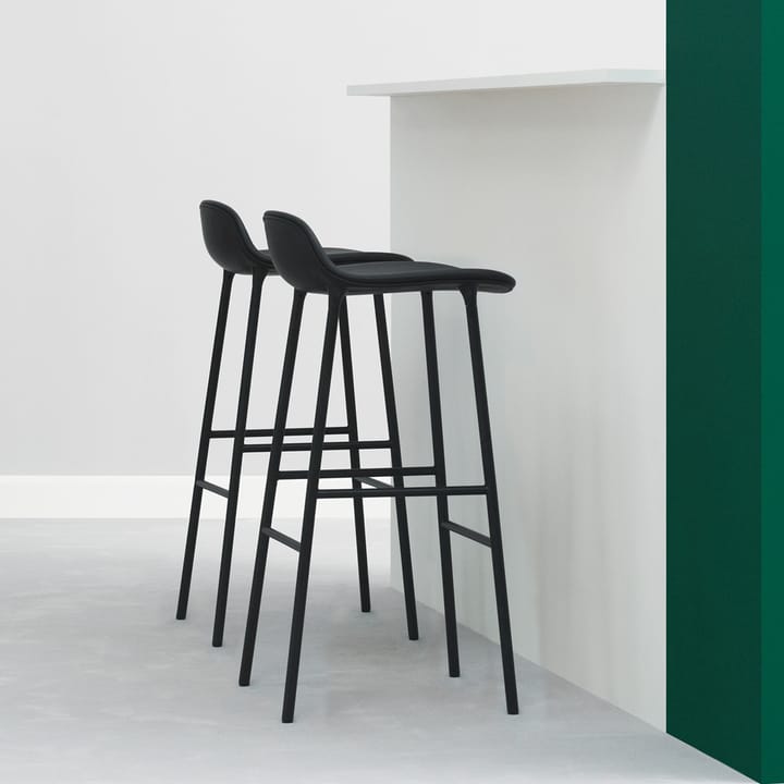 Form Wysoki stołek barowy, red, noga ze stali lakierowanej na czerwono Normann Copenhagen