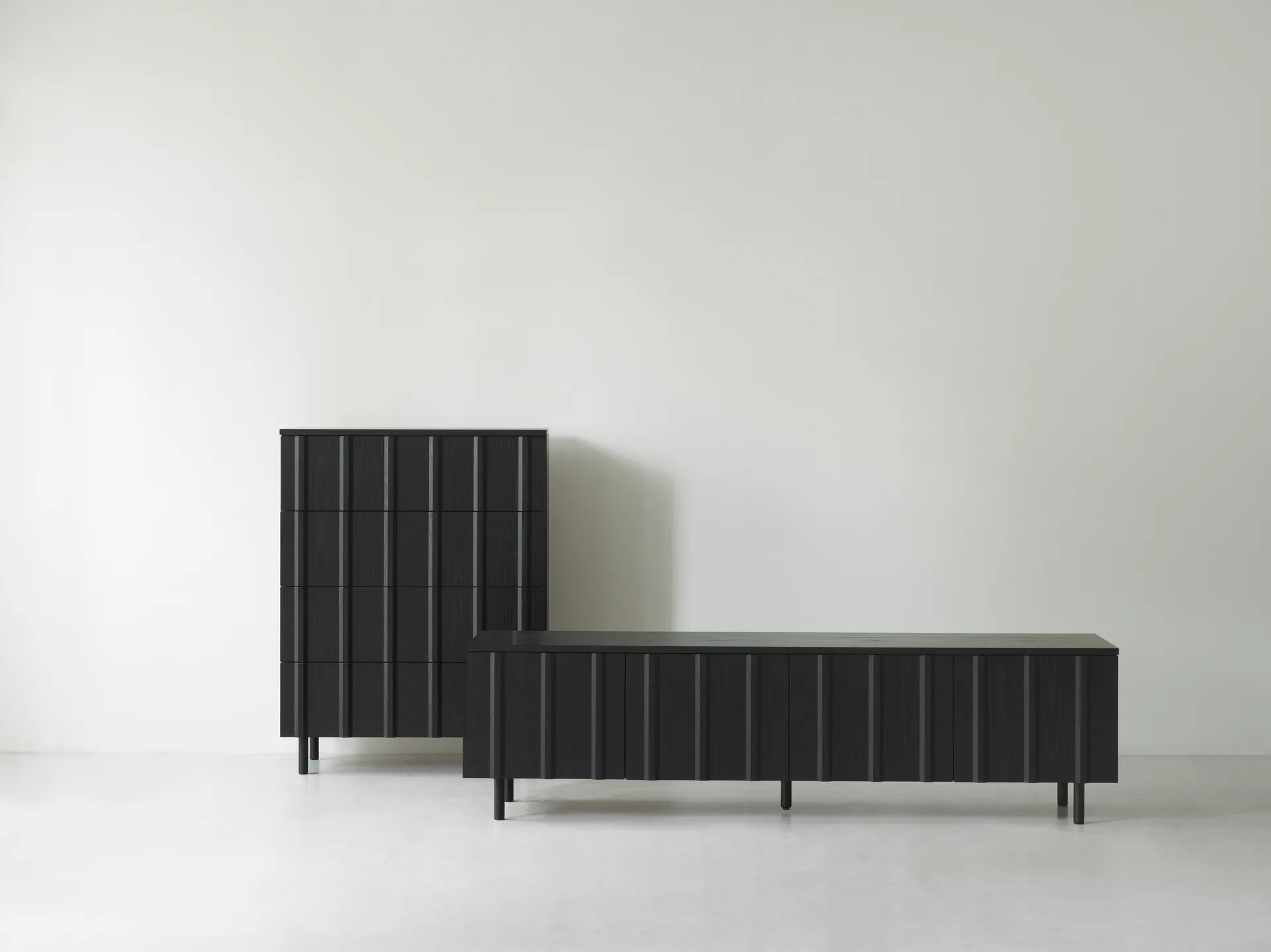 Komoda Rib Dresser, 4 szuflady, Soft Black Normann Copenhagen