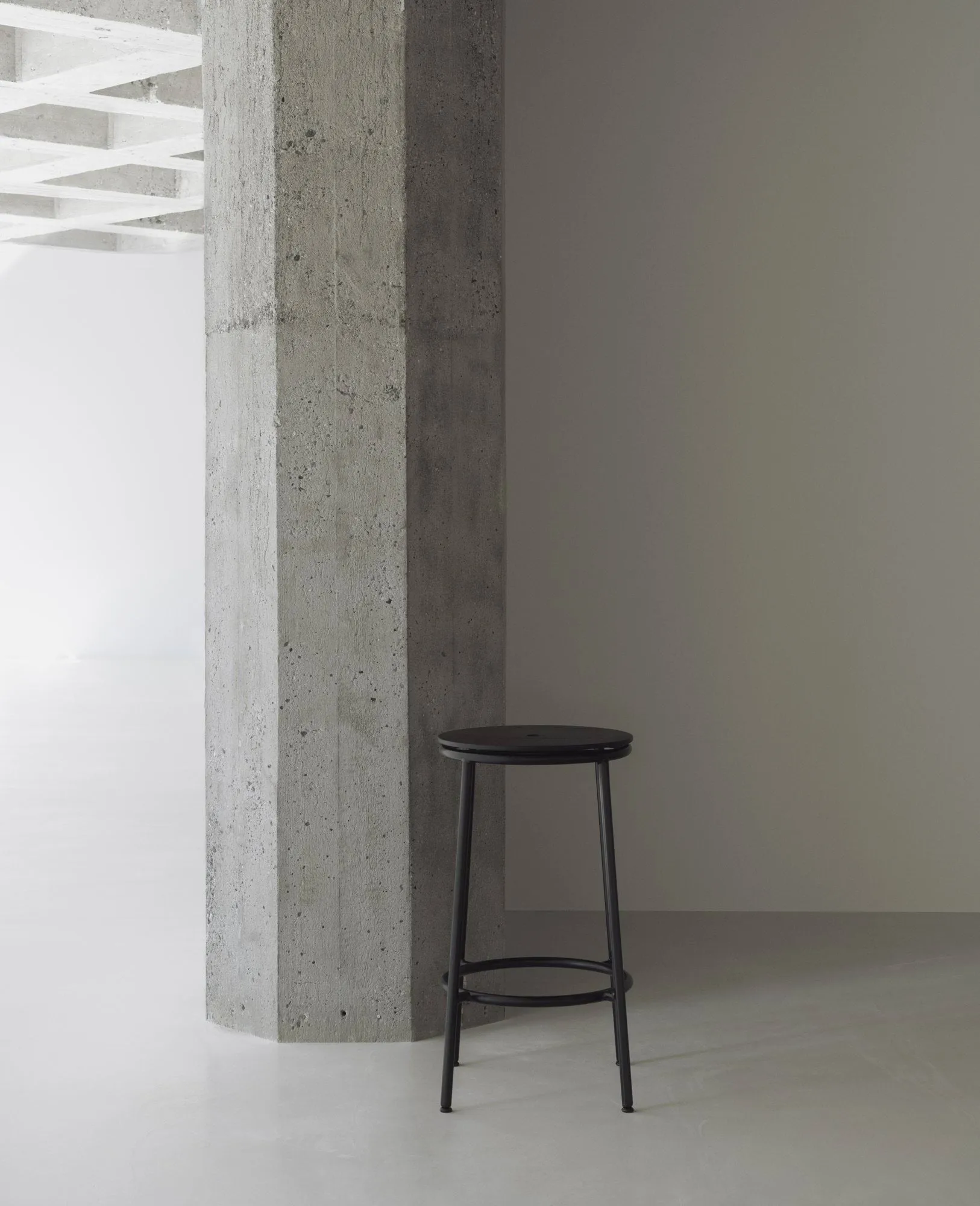 Krzesło barowe Circa 65 cm, Czarne aluminium Normann Copenhagen