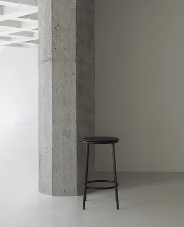 Krzesło barowe Circa 65 cm - Czarne aluminium - Normann Copenhagen
