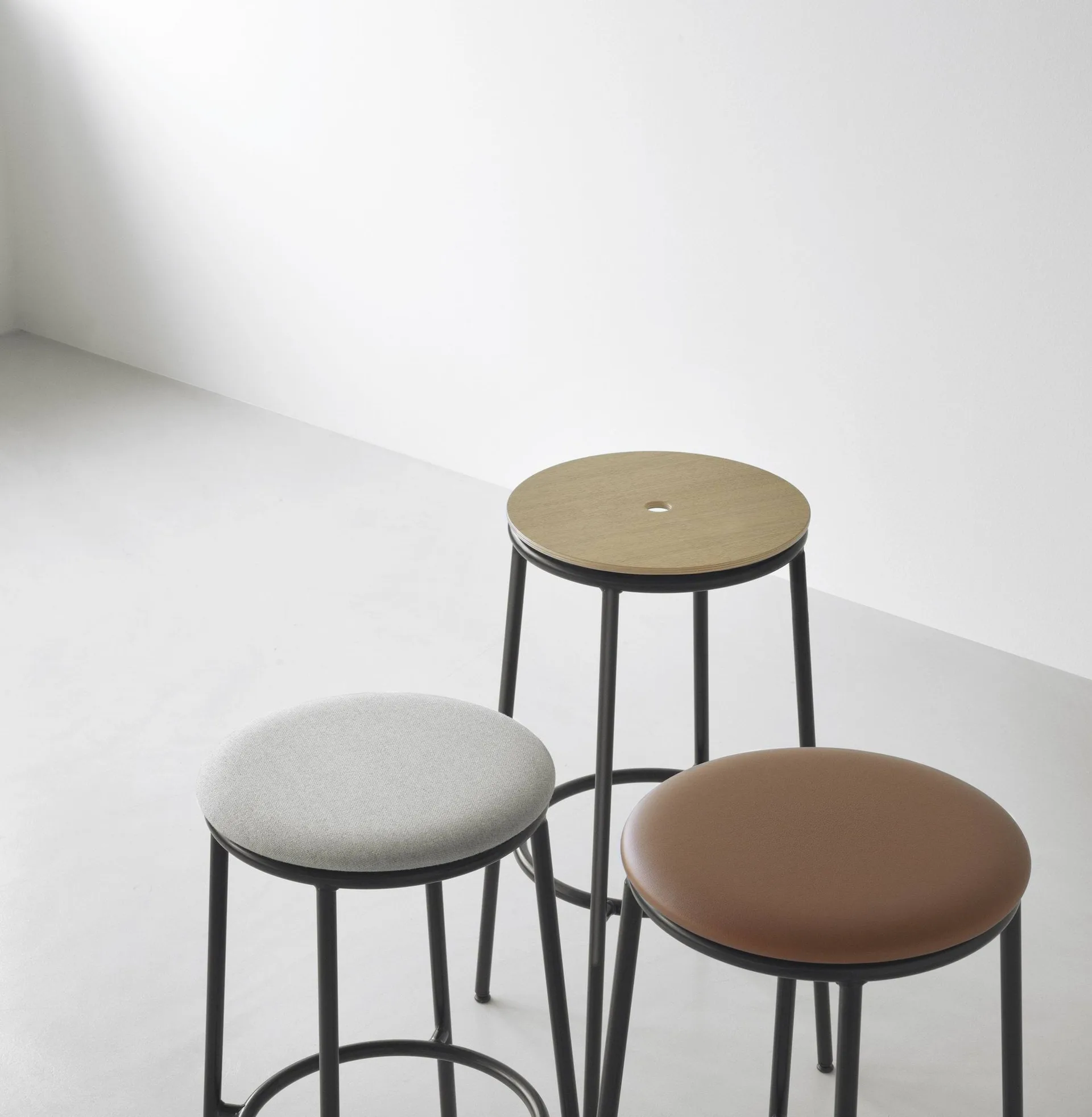 Krzesło barowe Circa 65 cm, Czarne aluminium Normann Copenhagen