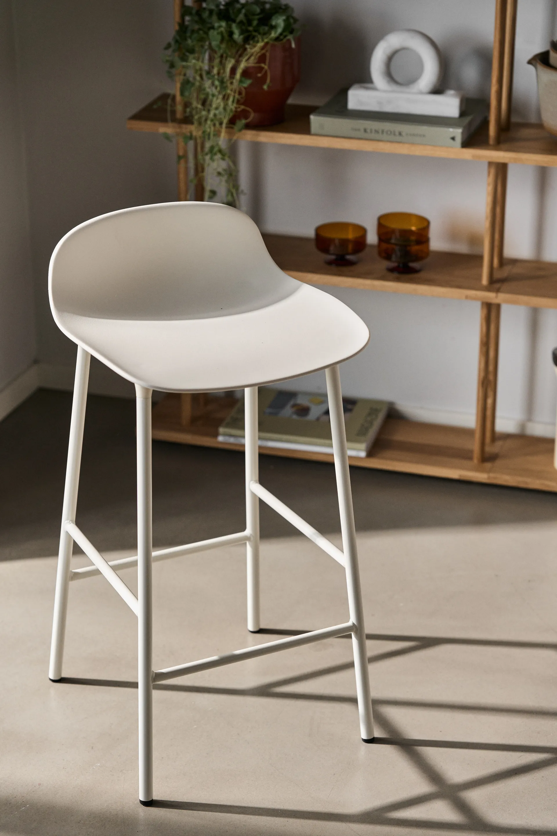 Krzesło barowe z metalowymi nogami Form Chair, Białe Normann Copenhagen