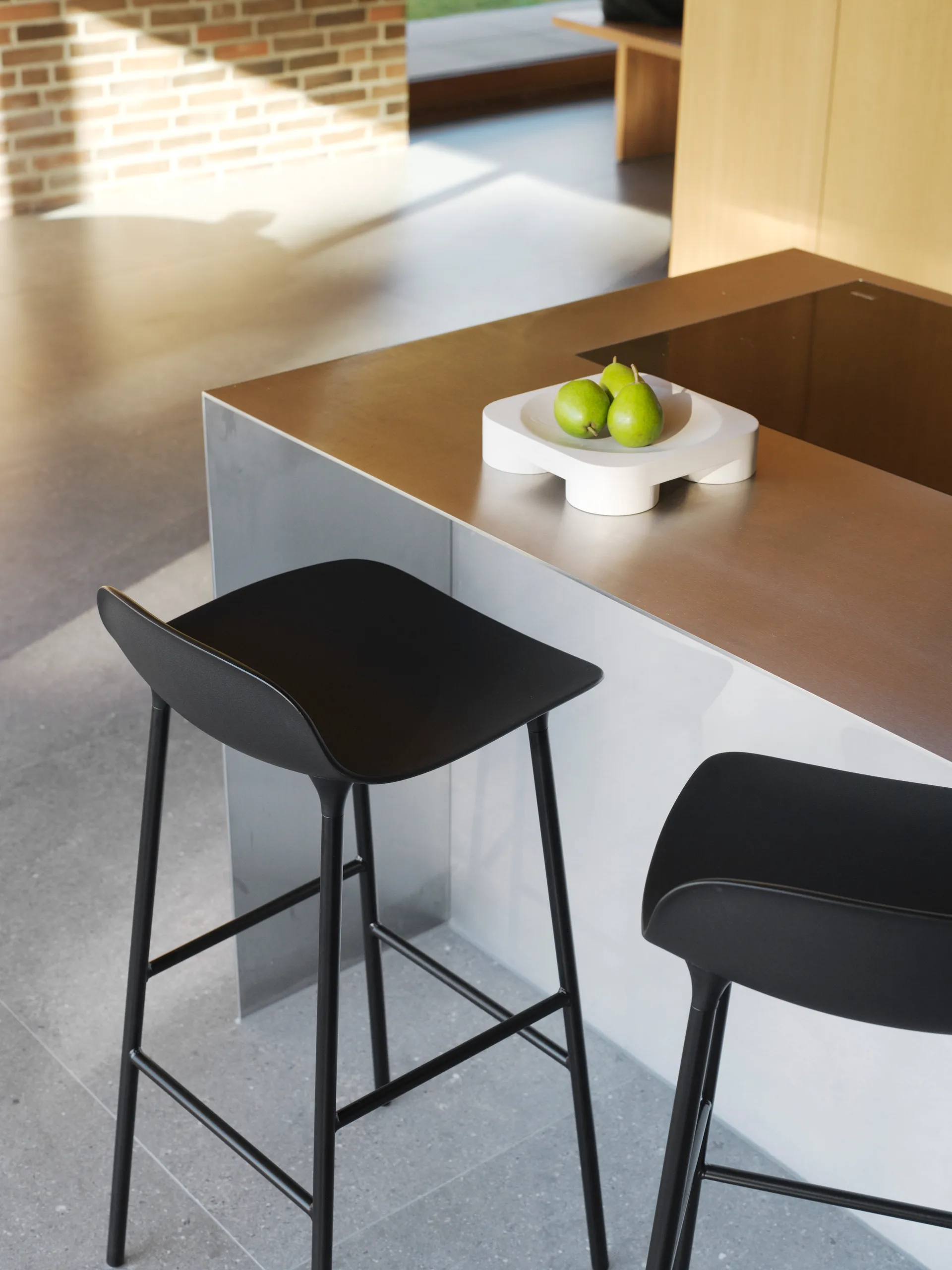 Krzesło barowe z metalowymi nogami Form Chair, Czarne Normann Copenhagen