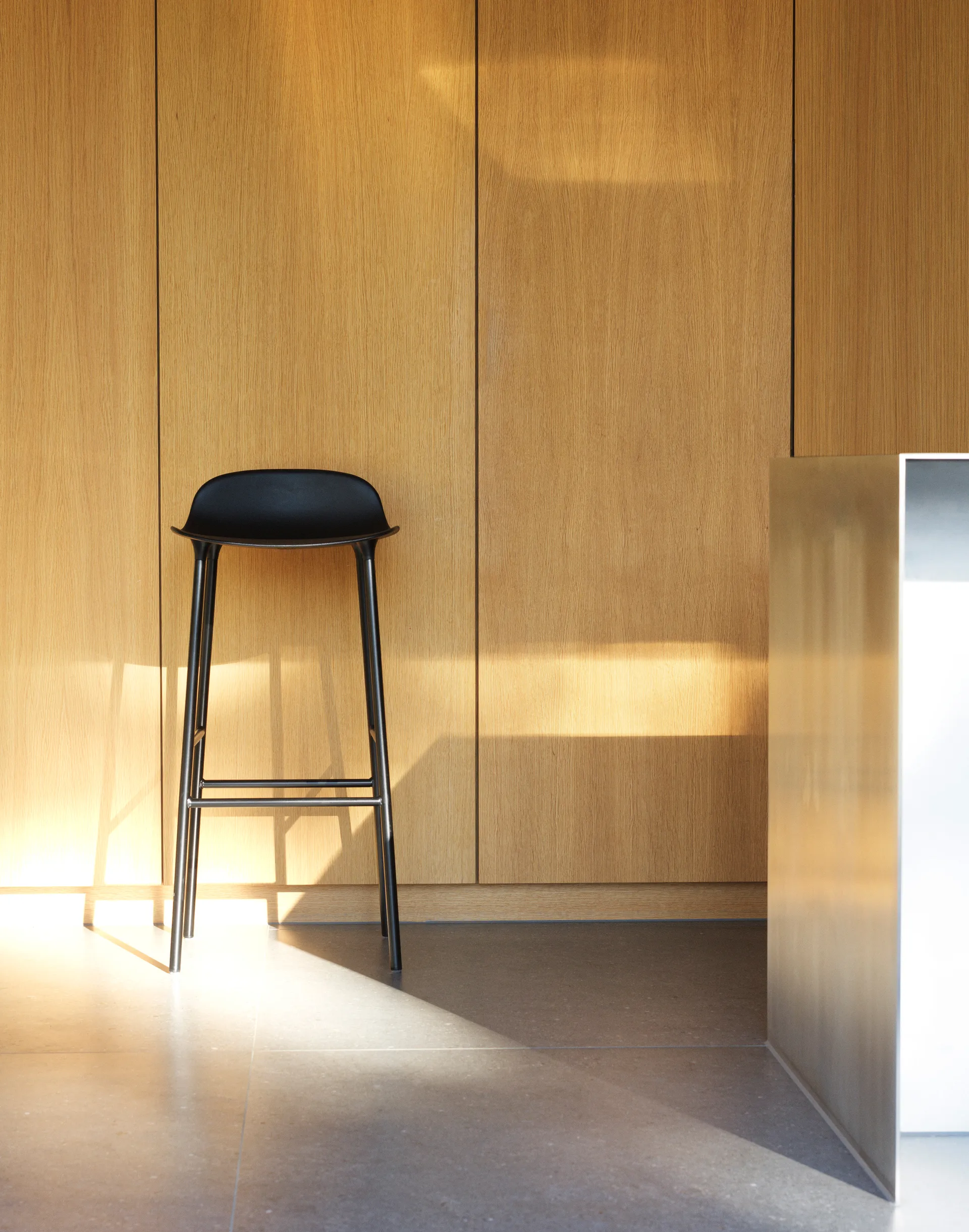 Krzesło barowe z metalowymi nogami Form Chair, Czarne Normann Copenhagen