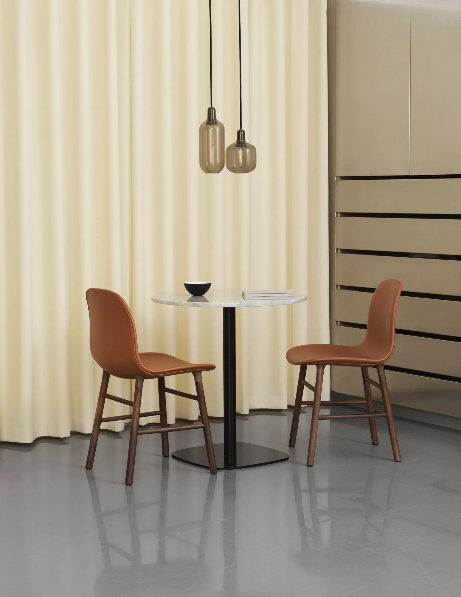 Lampa Amp duża, szary - czarny Normann Copenhagen
