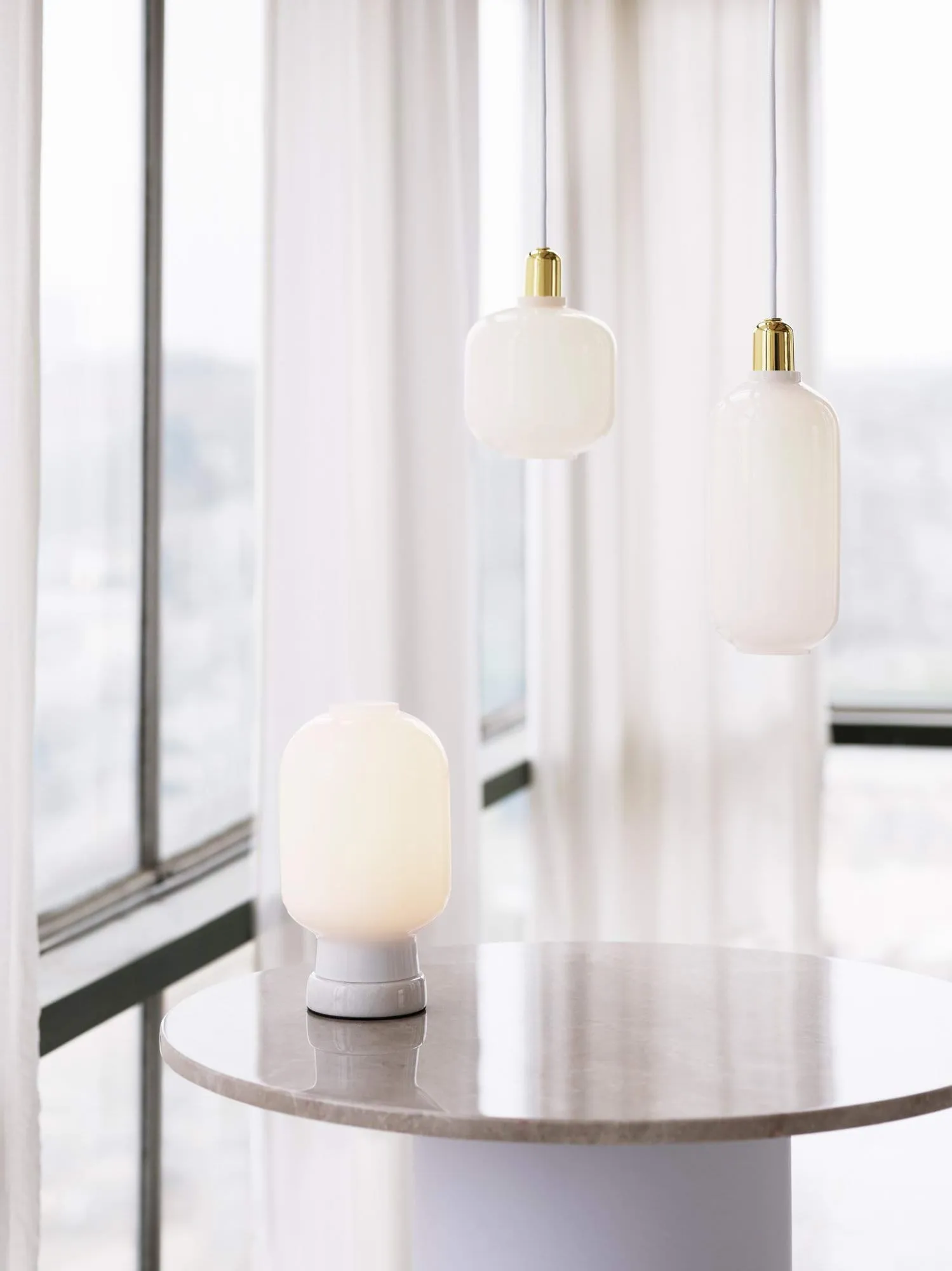 Lampa Amp mała, biały - mosiądz Normann Copenhagen