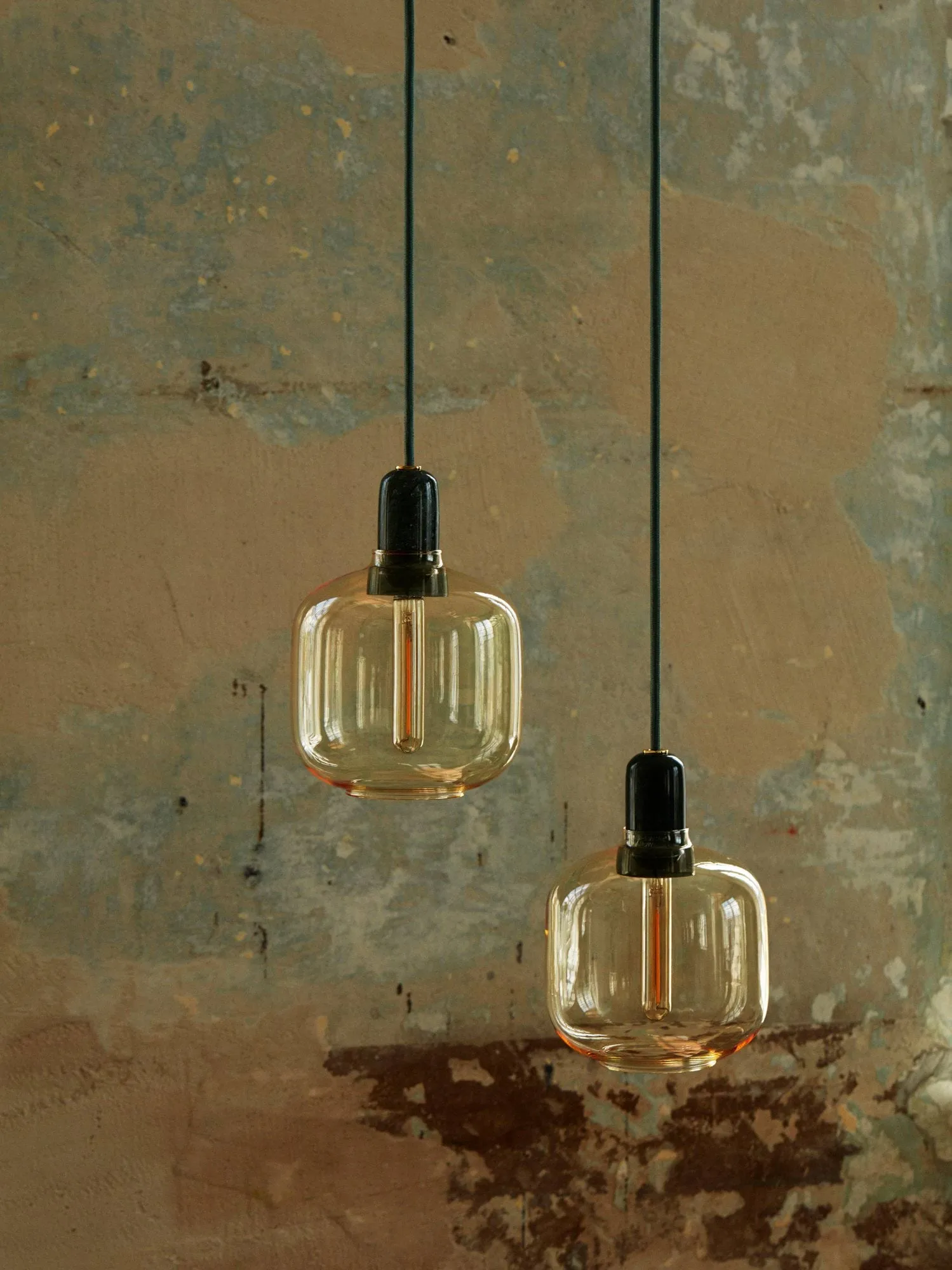 Lampa Amp mała, złoty - zielony Normann Copenhagen