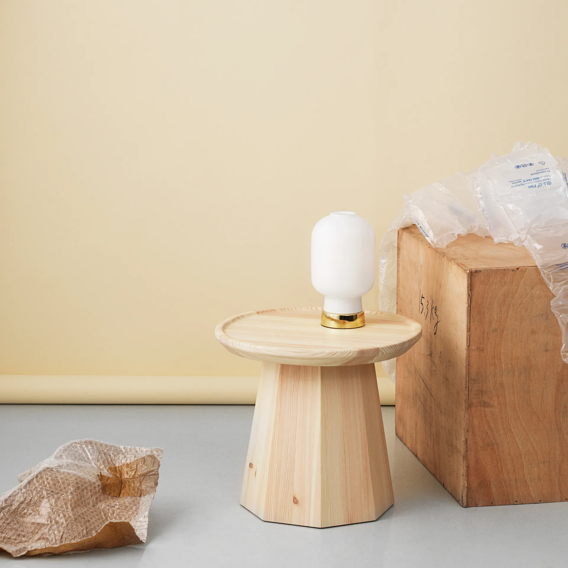 Lampa stołowa Amp, biały - mosiądz Normann Copenhagen