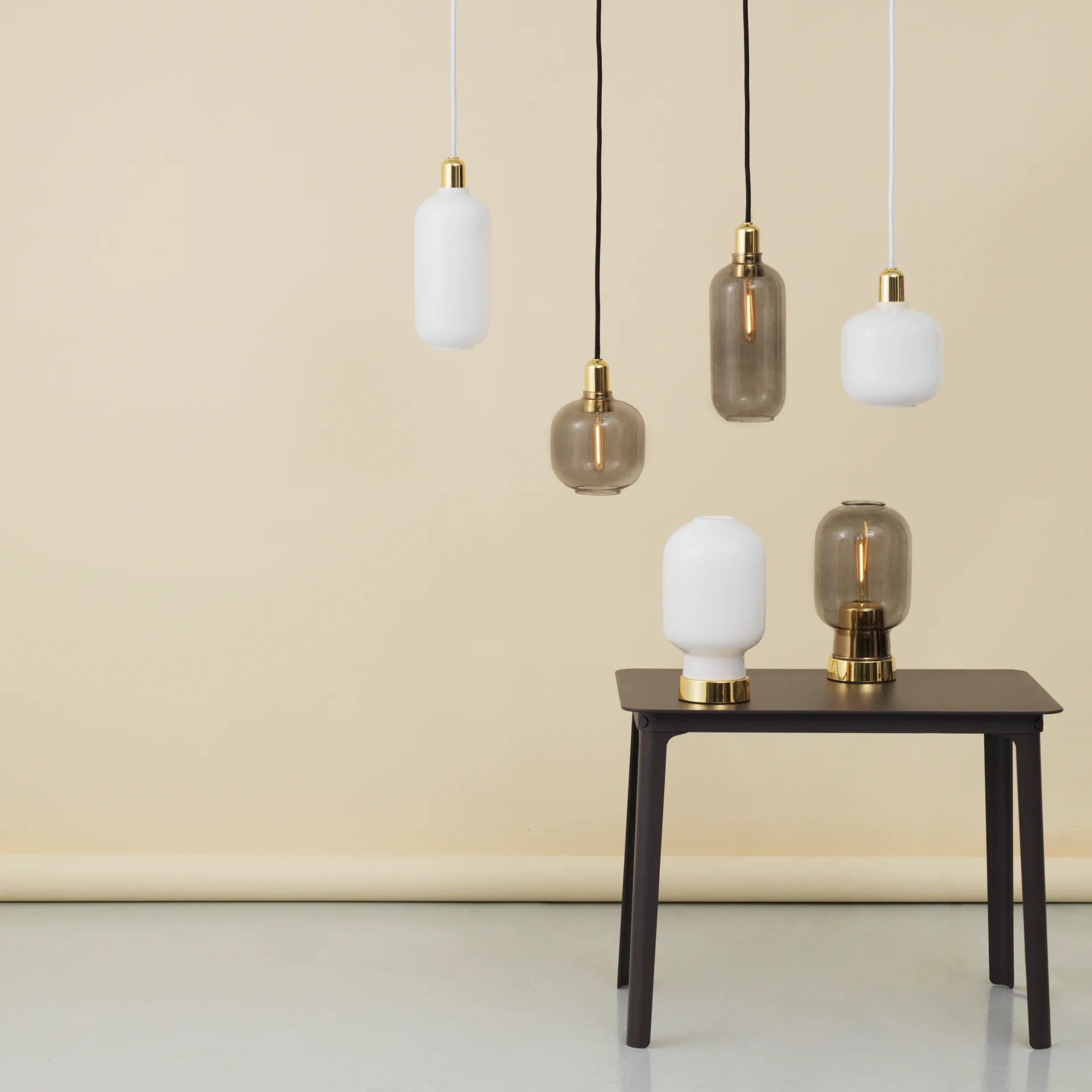 Lampa stołowa Amp, biały - mosiądz Normann Copenhagen