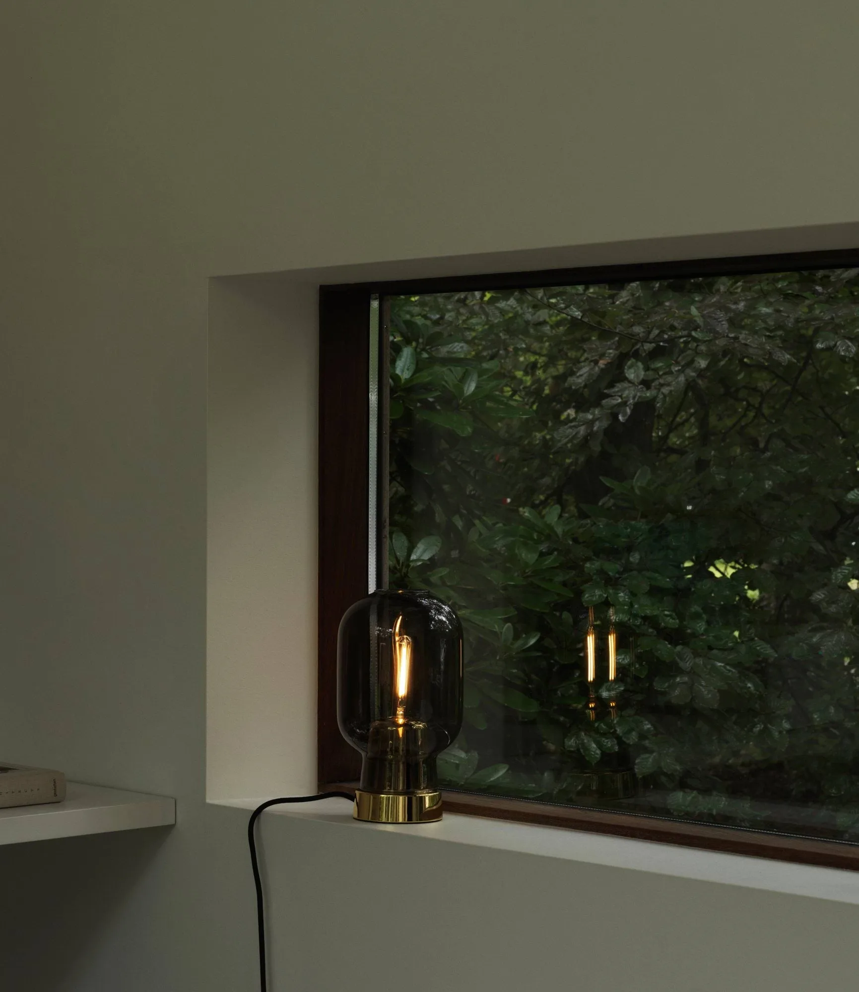 Lampa stołowa Amp, szary - mosiądz Normann Copenhagen