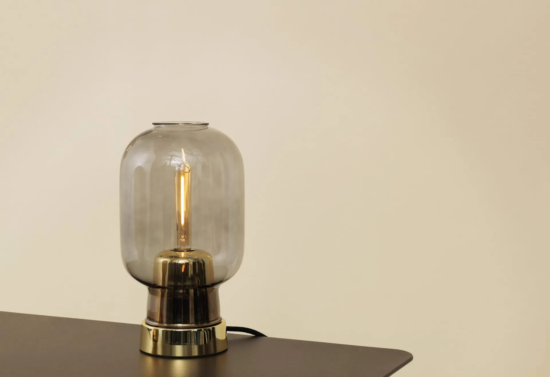 Lampa stołowa Amp, szary - mosiądz Normann Copenhagen