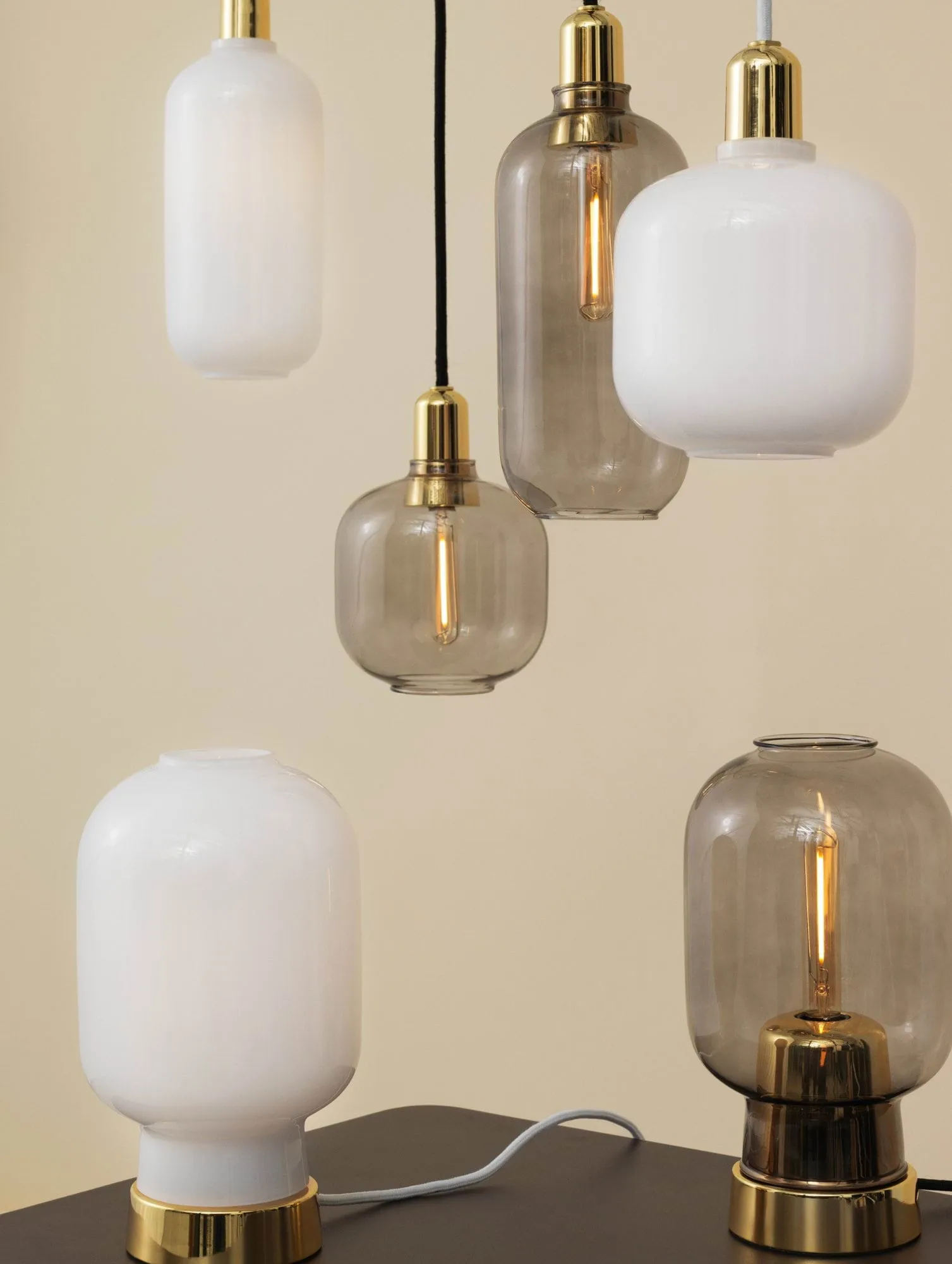 Lampa stołowa Amp, szary - mosiądz Normann Copenhagen