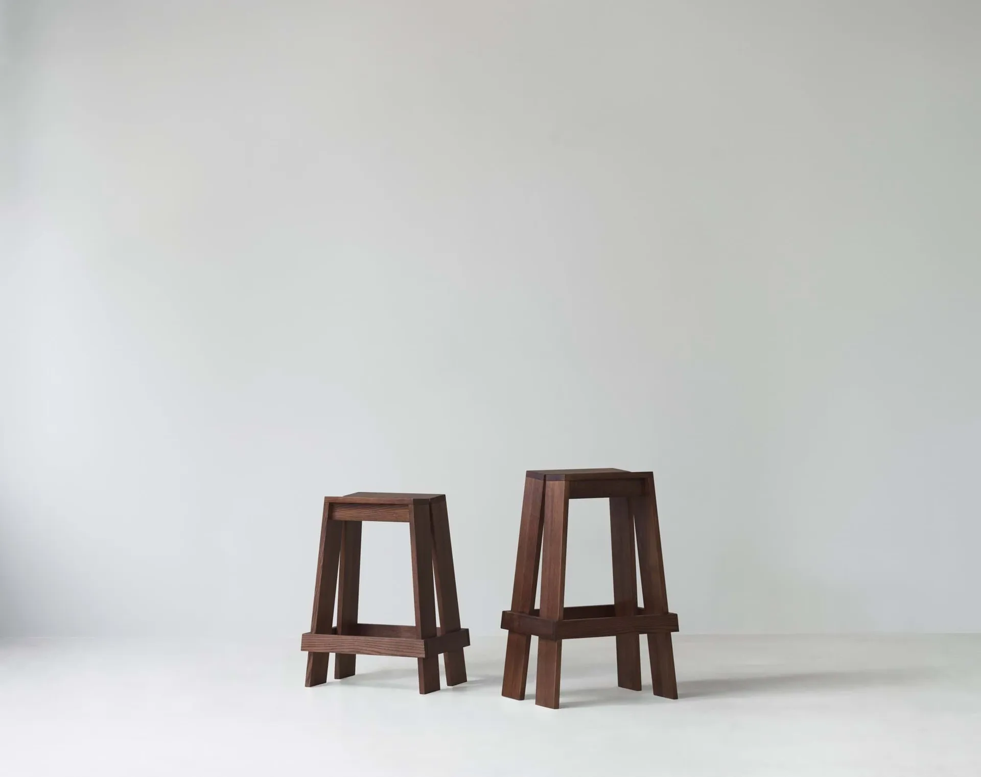 Stołek barowy Let 65 cm, Brown Stained Ash Normann Copenhagen