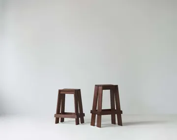 Stołek barowy Let 65 cm - Brown Stained Ash - Normann Copenhagen