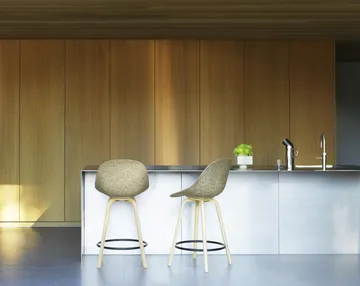 Stołek barowy Mat Bar Chair 65 cm - Seaweed-beech-black steel - Normann Copenhagen