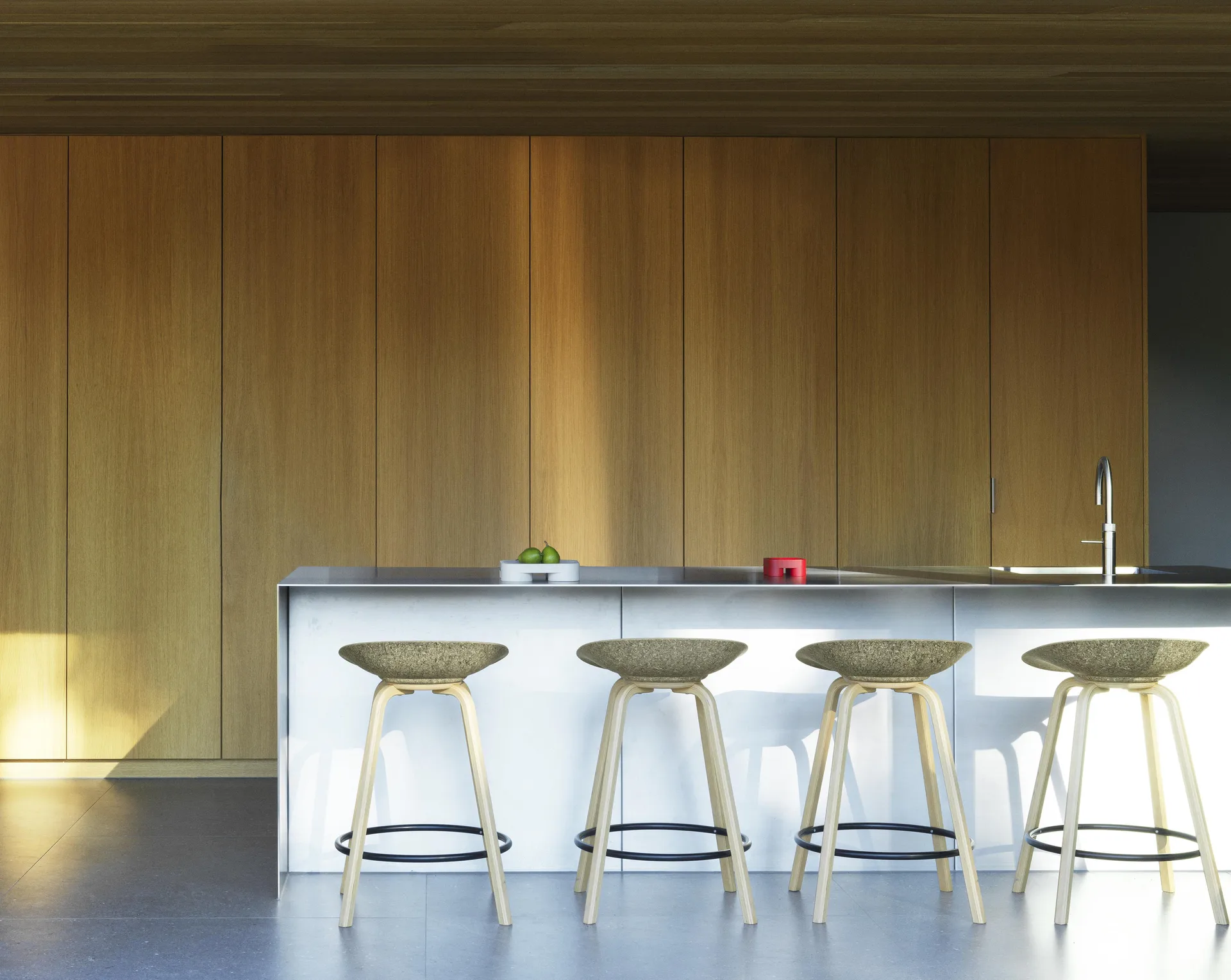 Stołek barowy Mat Barstool 65 cm, Seaweed-beech-black steel Normann Copenhagen