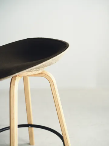Stołek barowy Mat Barstool, tapicerowany przód 65 cm - Ultra 41599-hemp-beech-black steel - Normann Copenhagen