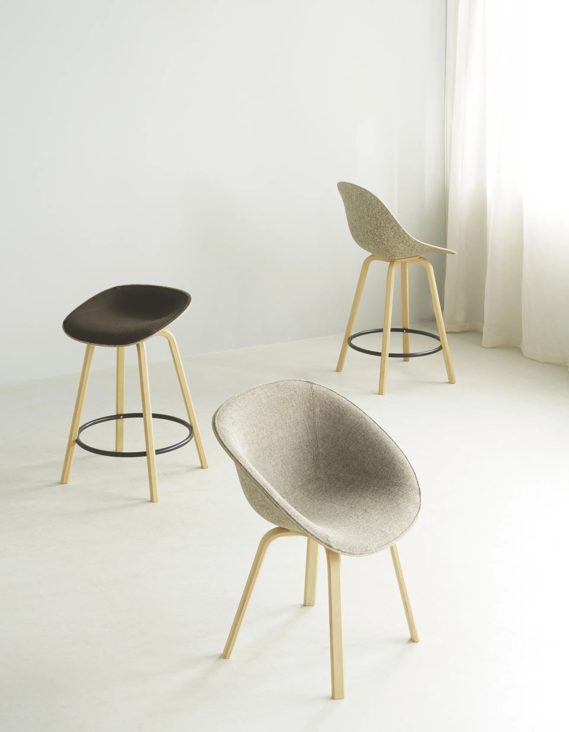 Stołek barowy Mat Barstool, tapicerowany przód 65 cm, Ultra 41599-seaweed-beech-black steel Normann Copenhagen