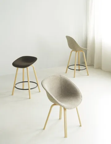 Stołek barowy Mat Barstool, tapicerowany przód 65 cm - Ultra 41599-seaweed-beech-black steel - Normann Copenhagen