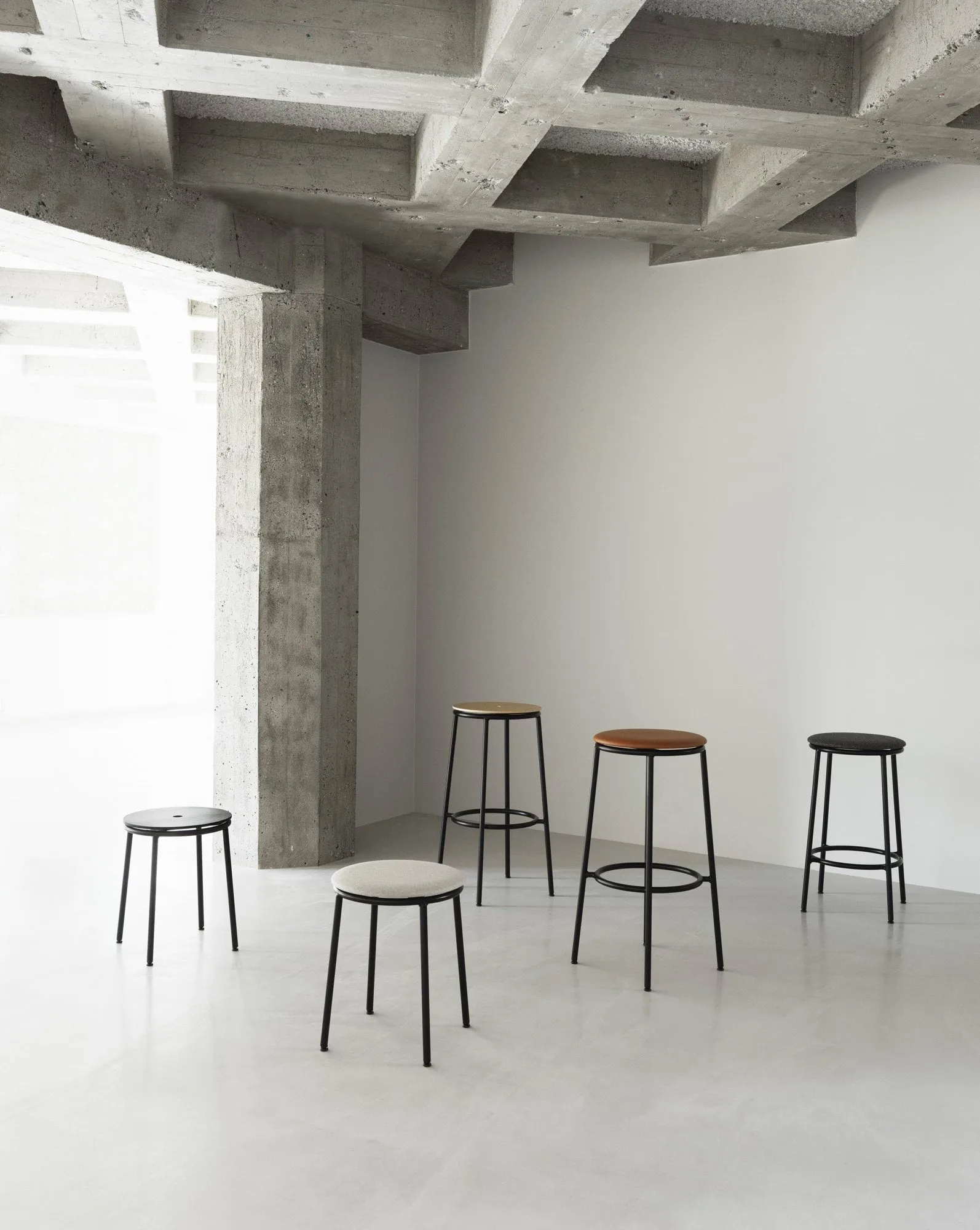 Stołek Circa 45 cm, Czarne aluminium Normann Copenhagen