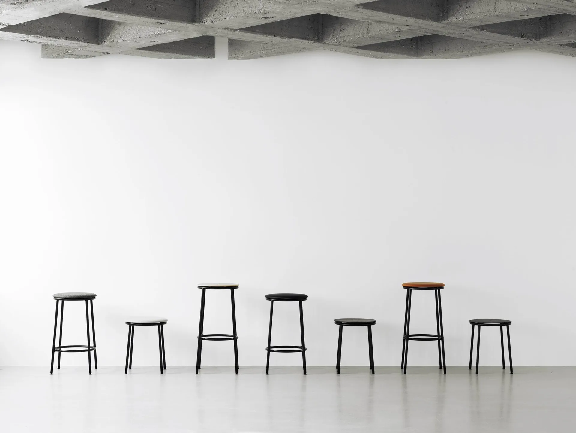 Stołek Circa 45 cm, Czarne aluminium Normann Copenhagen