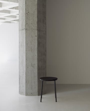Stołek Circa 45 cm - Czarne aluminium - Normann Copenhagen