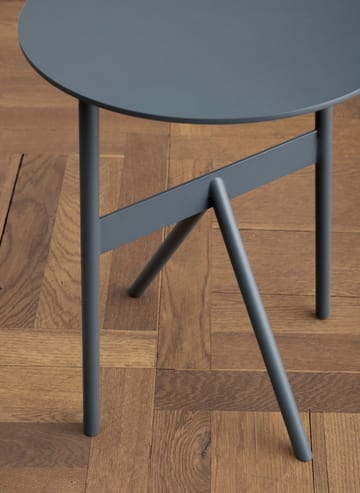 Stolik boczny Stock Table Ø37 cm H:46 cm - Stalowoniebieski - Normann Copenhagen