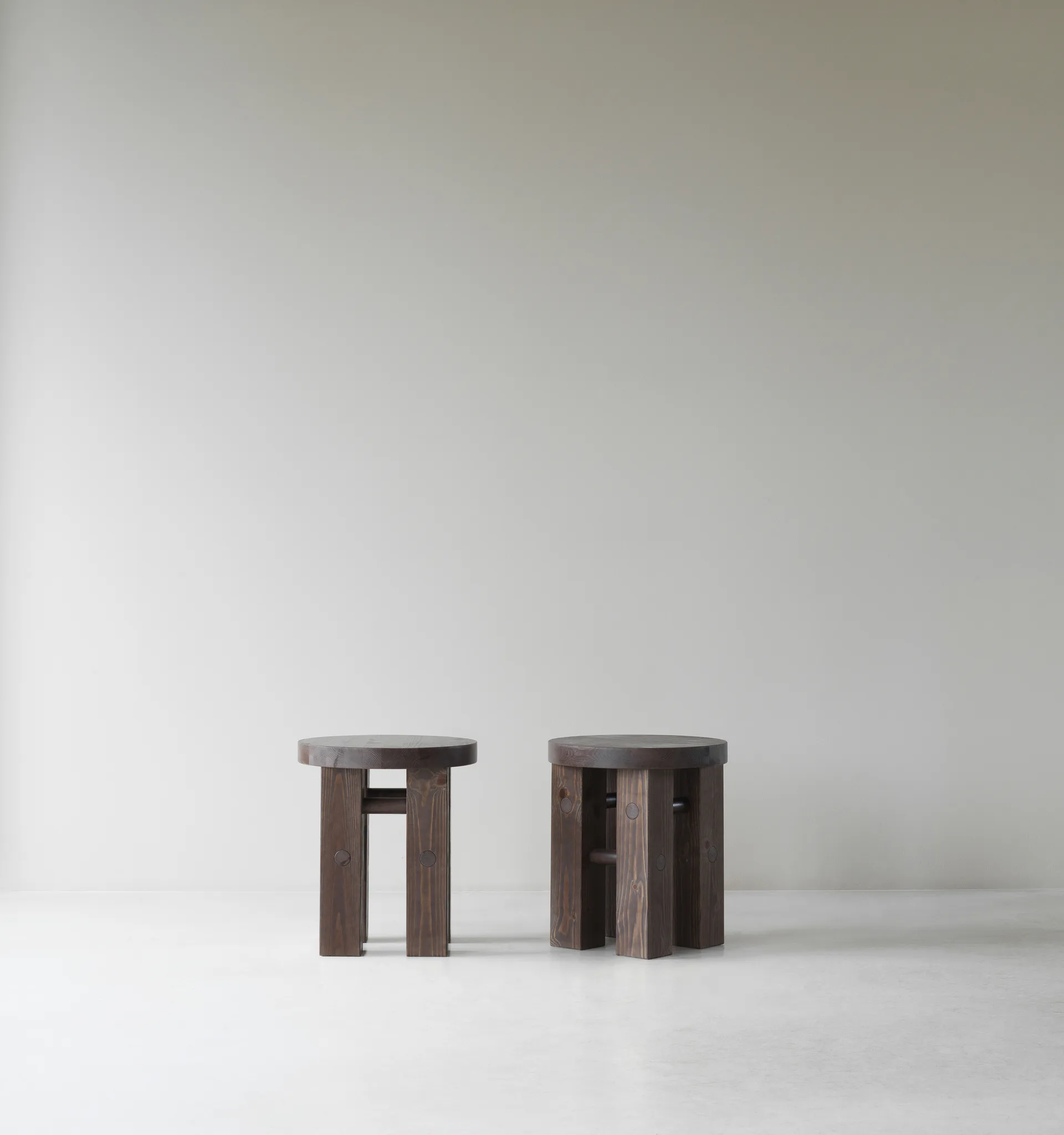 Taboret okrągły Fyr 45 cm, Ciemnobrązowy, Ø40x45 cm Normann Copenhagen
