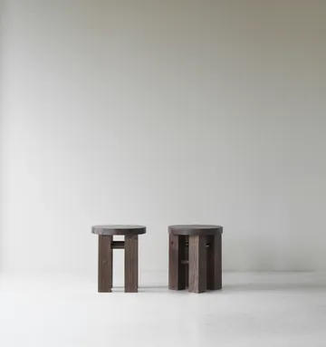 Taboret okrągły Fyr 45 cm - Ciemnobrązowy, Ø40x45 cm - Normann Copenhagen