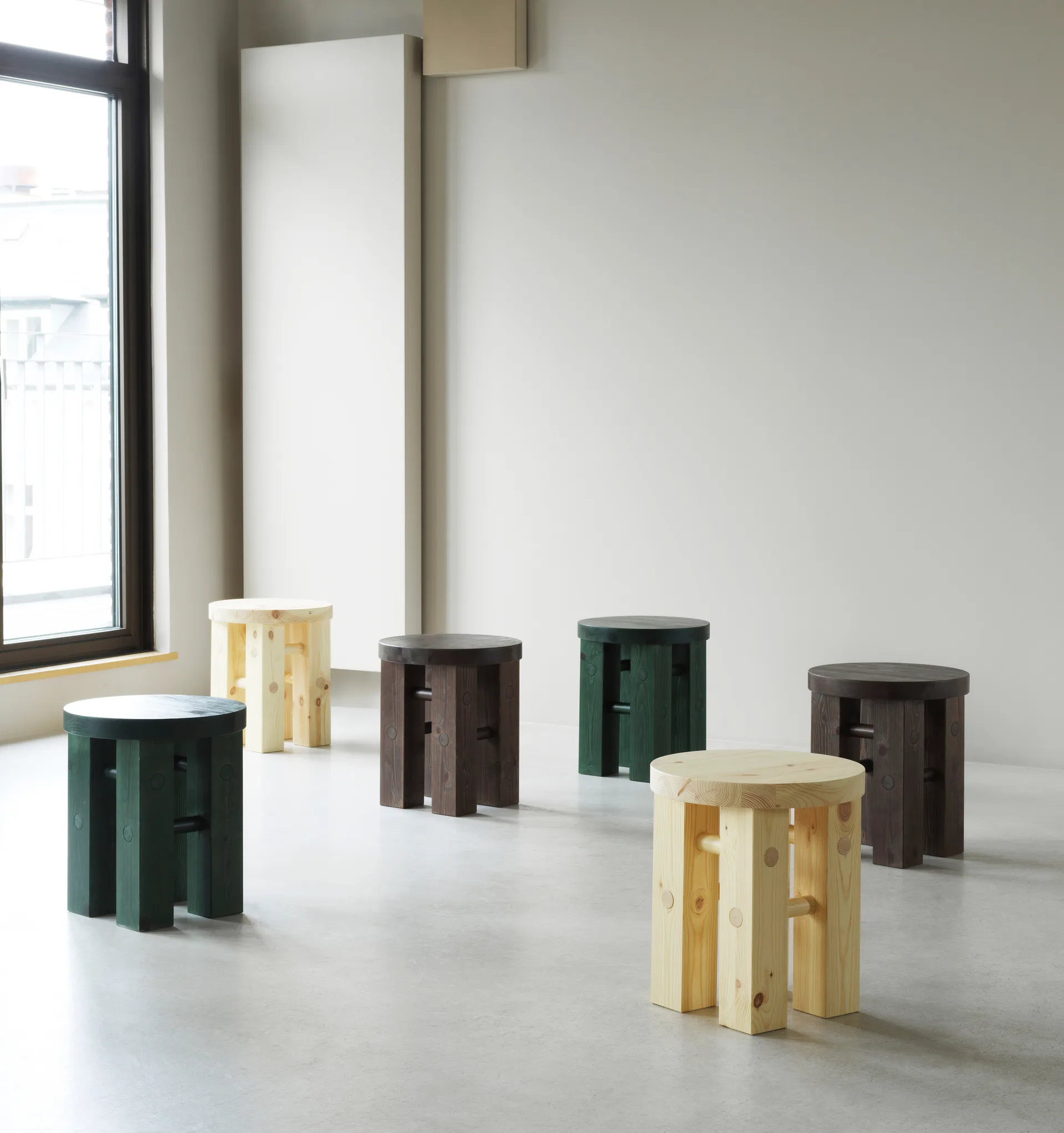 Taboret okrągły Fyr 45 cm, Ciemnobrązowy, Ø40x45 cm Normann Copenhagen