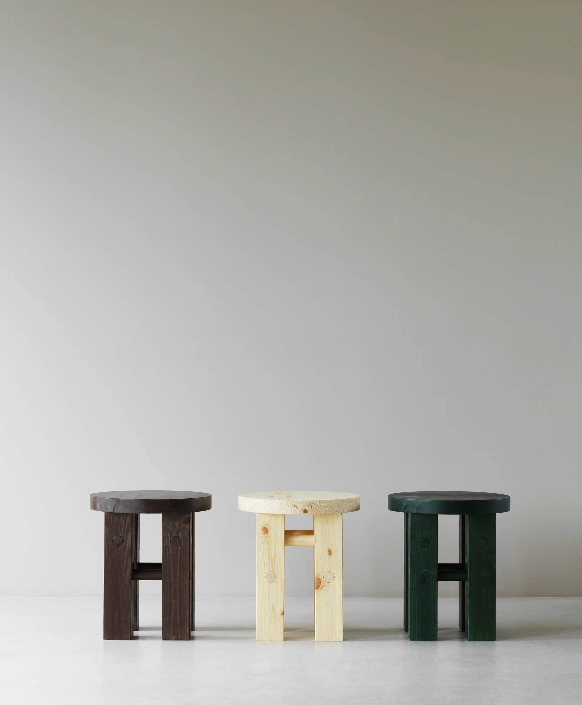 Taboret okrągły Fyr 45 cm, Ciemnobrązowy, Ø40x45 cm Normann Copenhagen