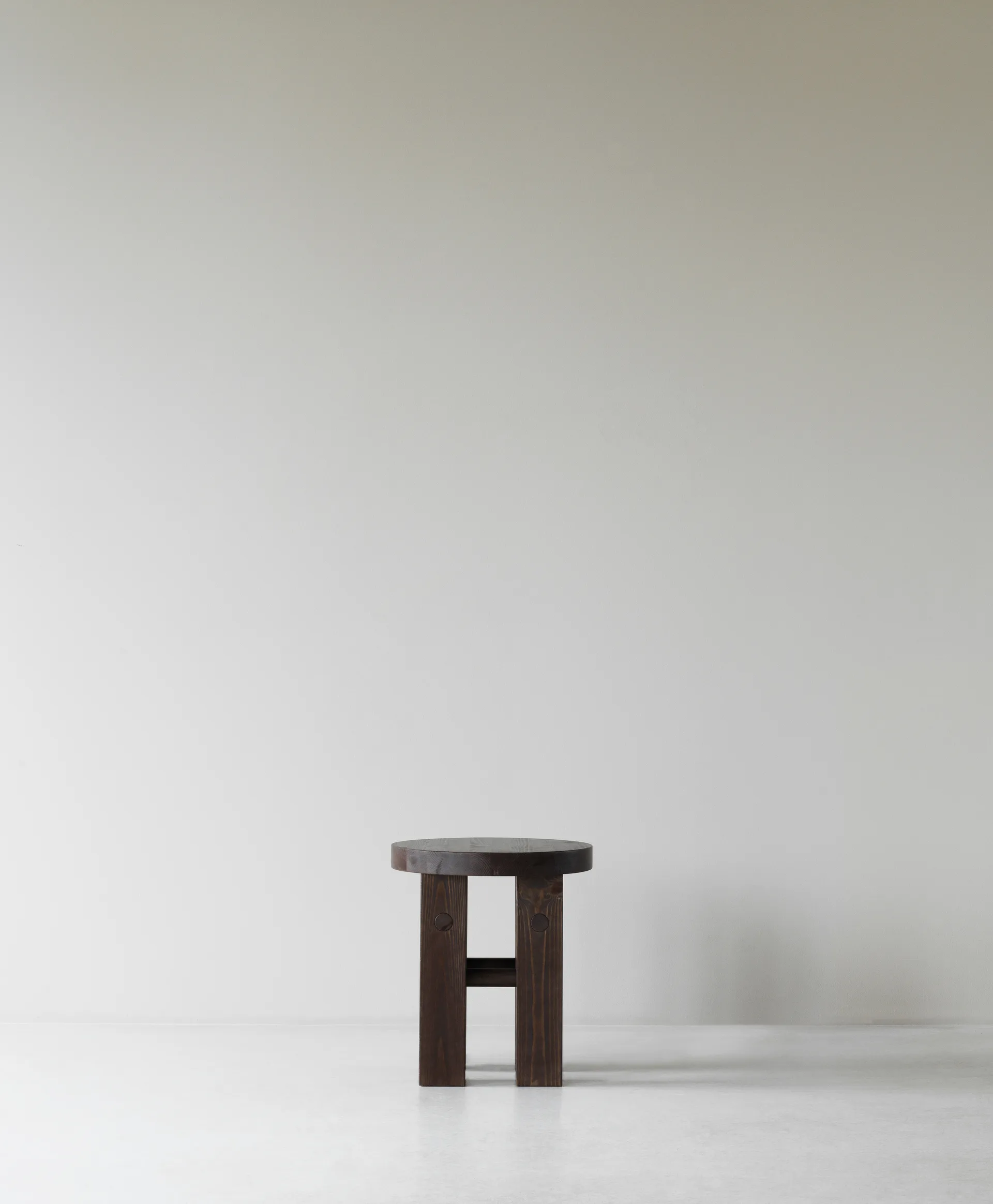 Taboret okrągły Fyr 45 cm, Ciemnobrązowy, Ø40x45 cm Normann Copenhagen