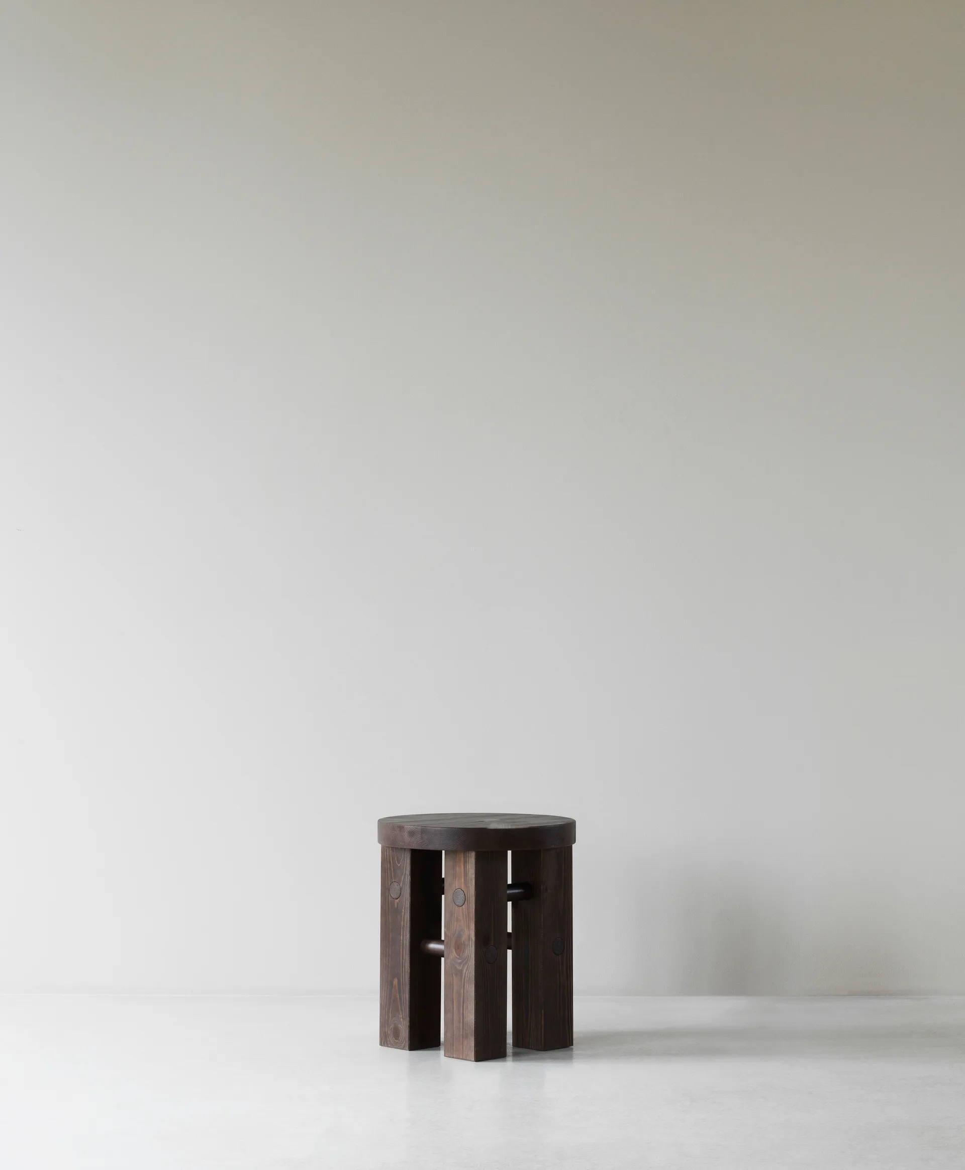 Taboret okrągły Fyr 45 cm, Ciemnobrązowy, Ø40x45 cm Normann Copenhagen