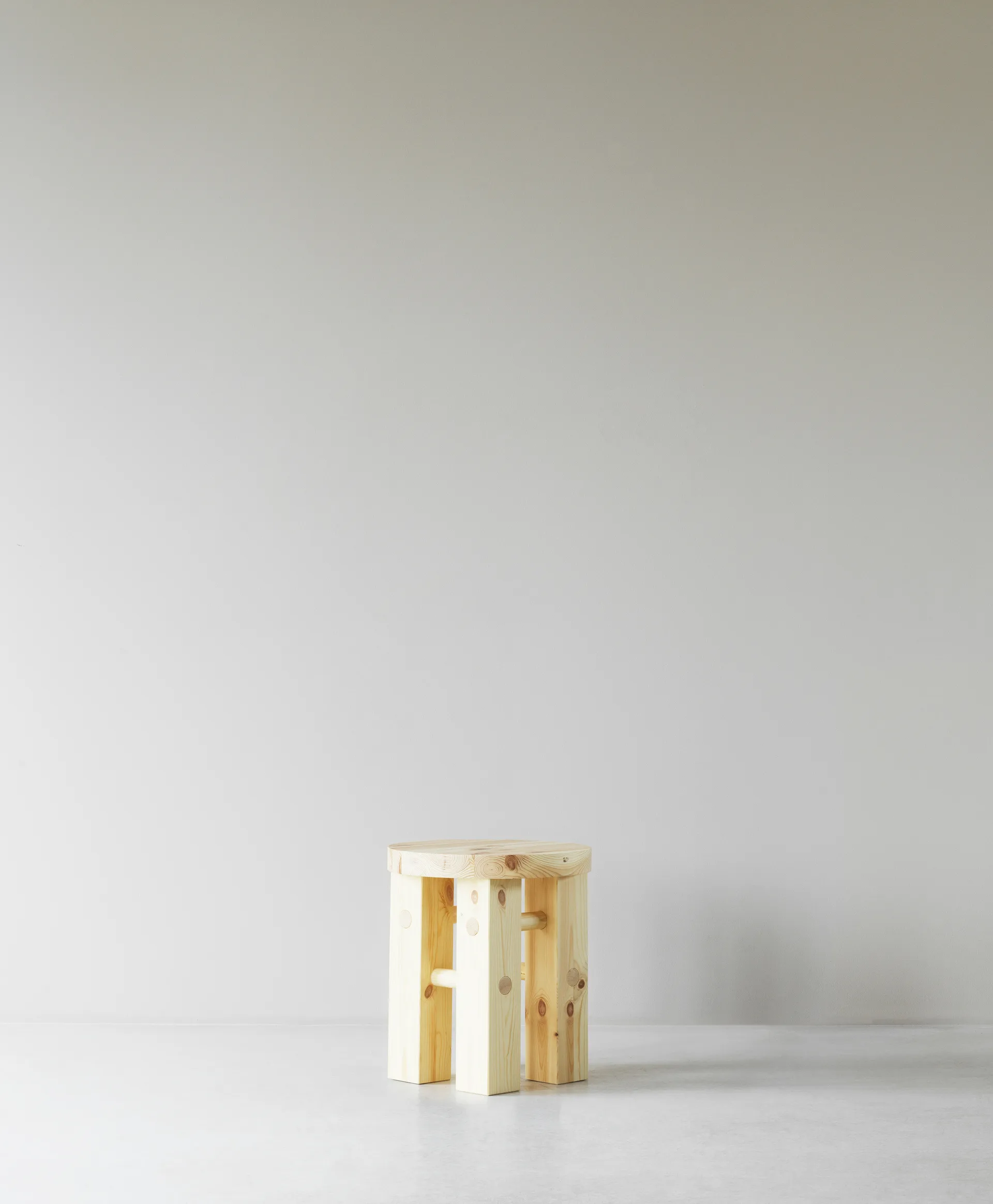 Taboret okrągły Fyr 45 cm, Sosna, Ø40x45 cm Normann Copenhagen