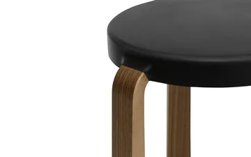 Tap stołek - black, nogi z drewna orzechowego - Normann Copenhagen
