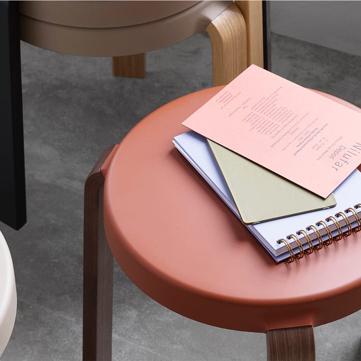 Tap stołek, grey, nogi z drewna orzechowego Normann Copenhagen