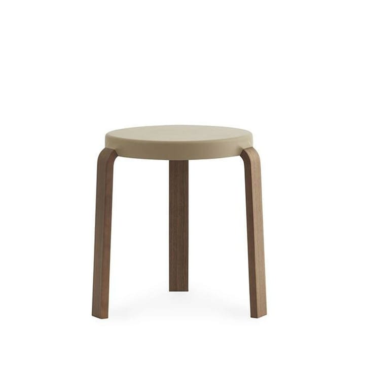 Tap stołek - sand, nogi z drewna orzechowego - Normann Copenhagen