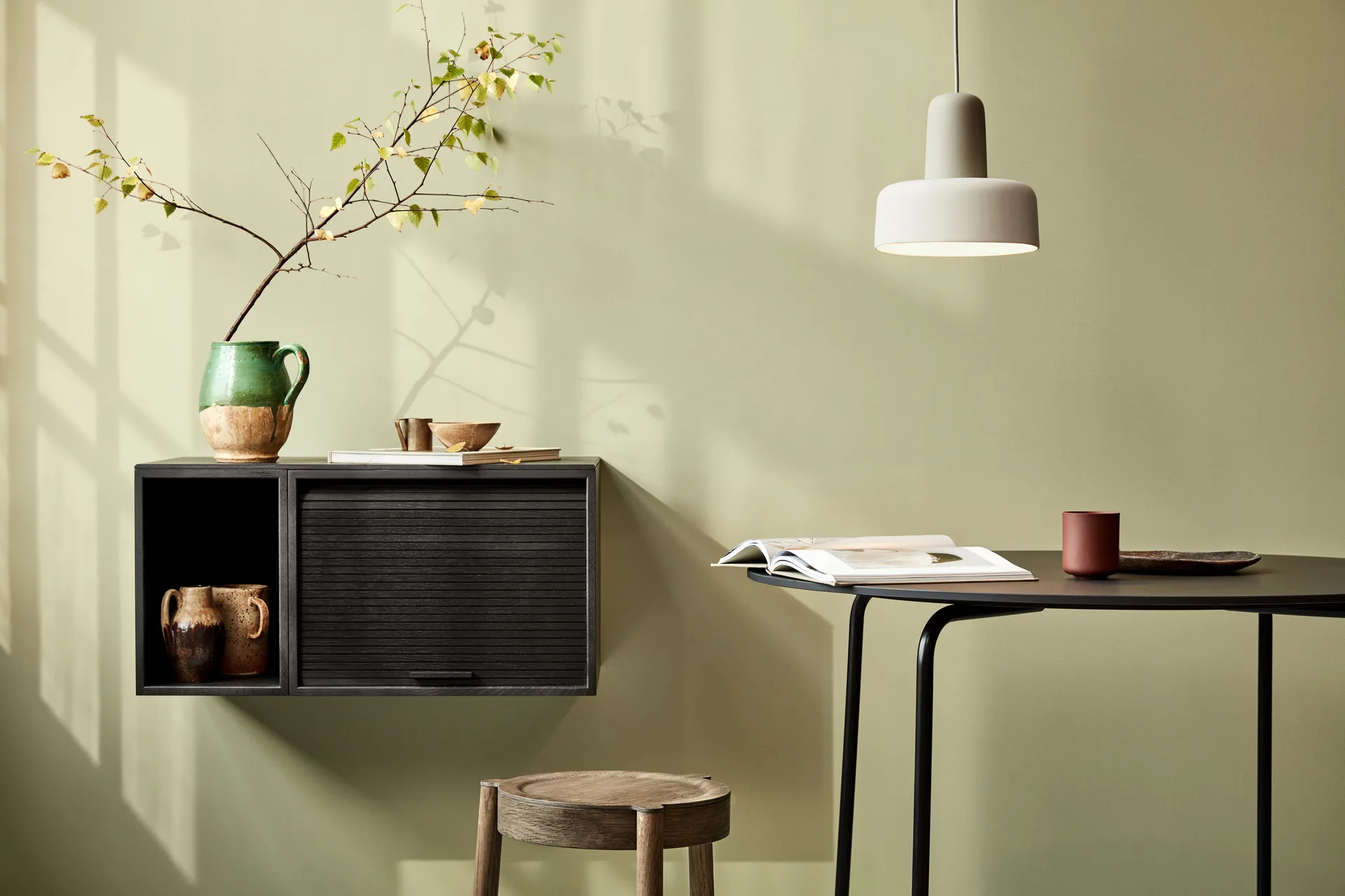 Hifive szafka z drzwiami żaluzjowymi, Czarnynamalowany dąb Northern