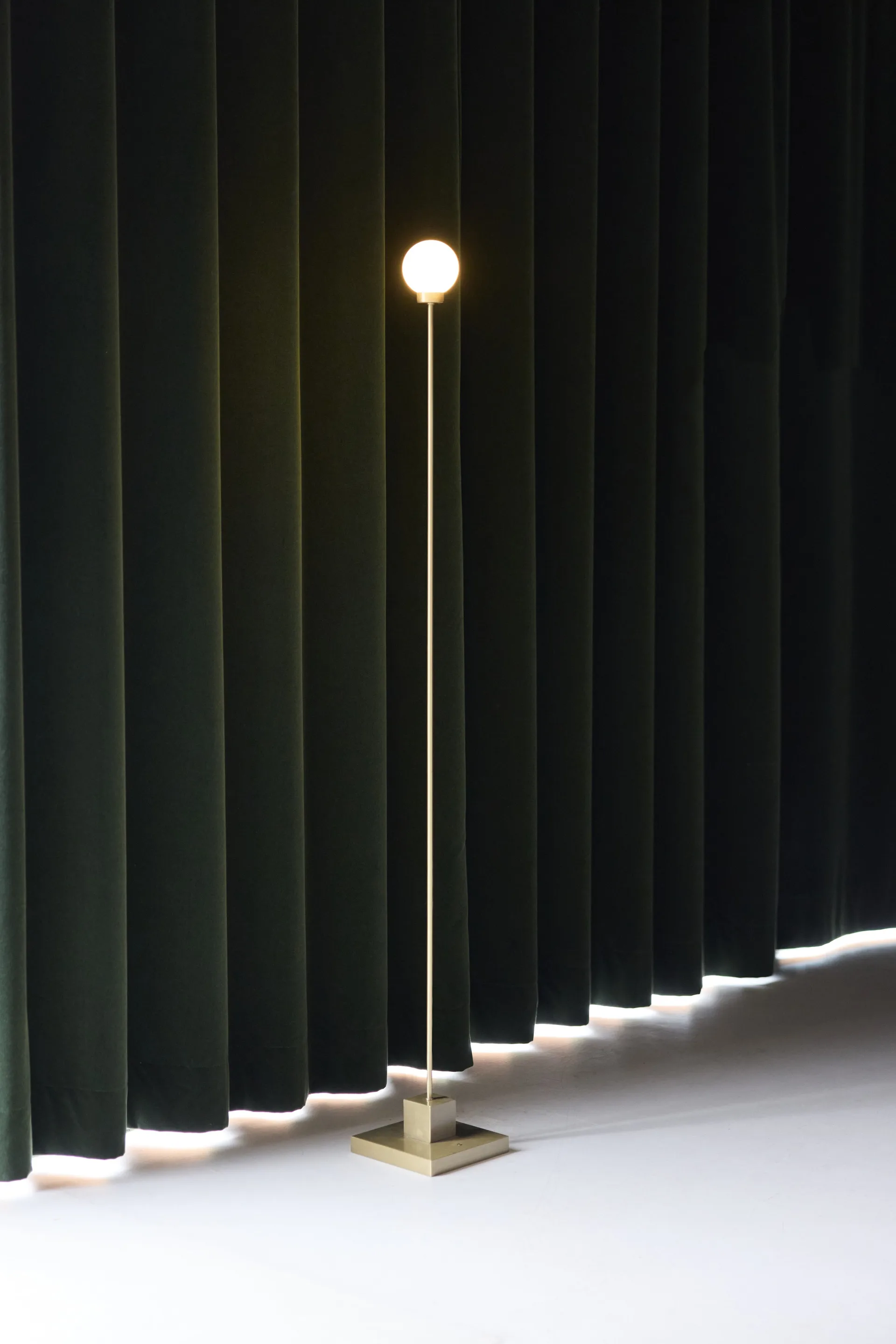 Przenośna stojąca lampa Snowball 122 cm, Mosiądz Northern