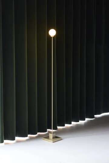 Przenośna stojąca lampa Snowball 122 cm - Mosiądz - Northern