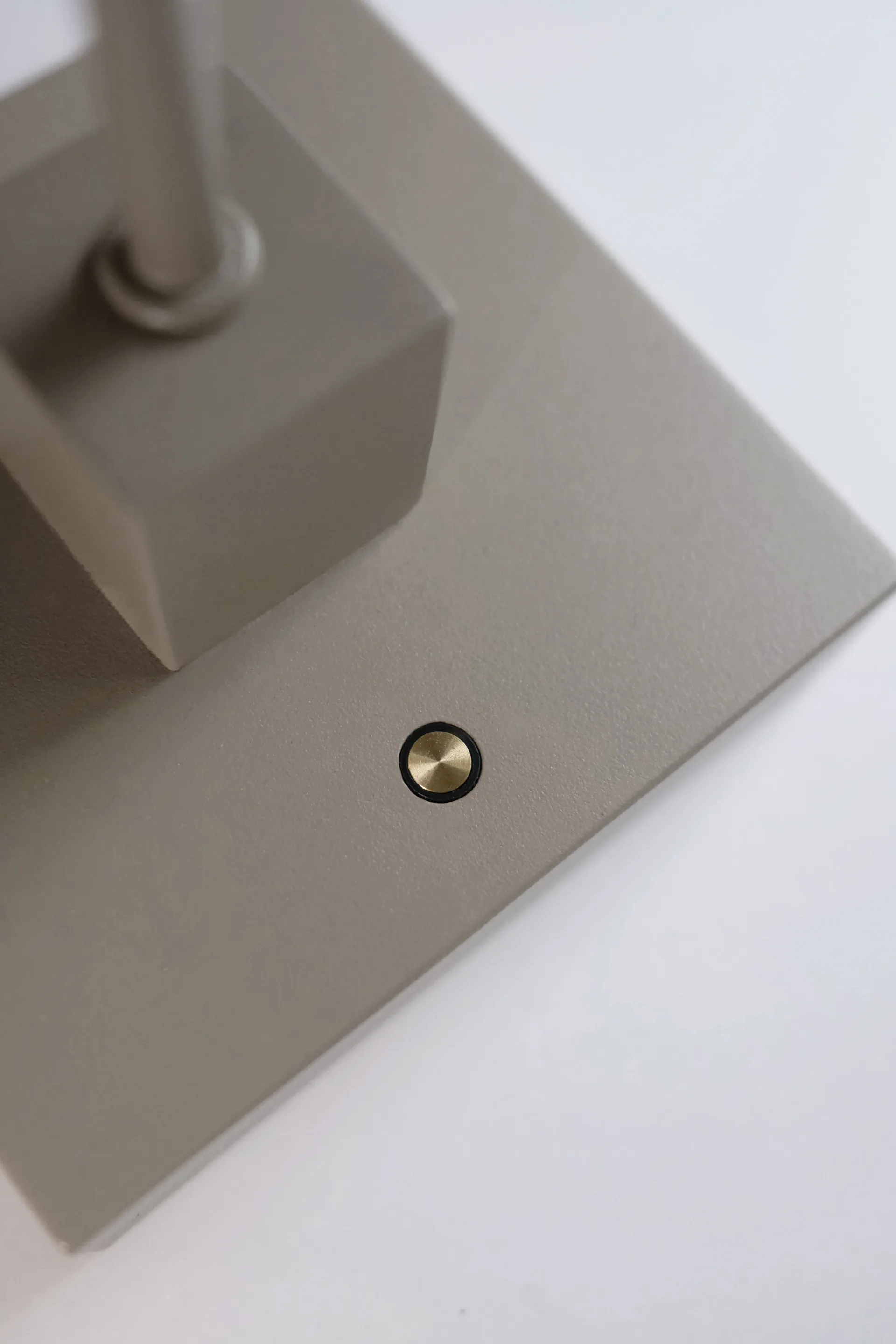 Przenośna stołowa lampa Snowball 33 cm, Grey beige Northern