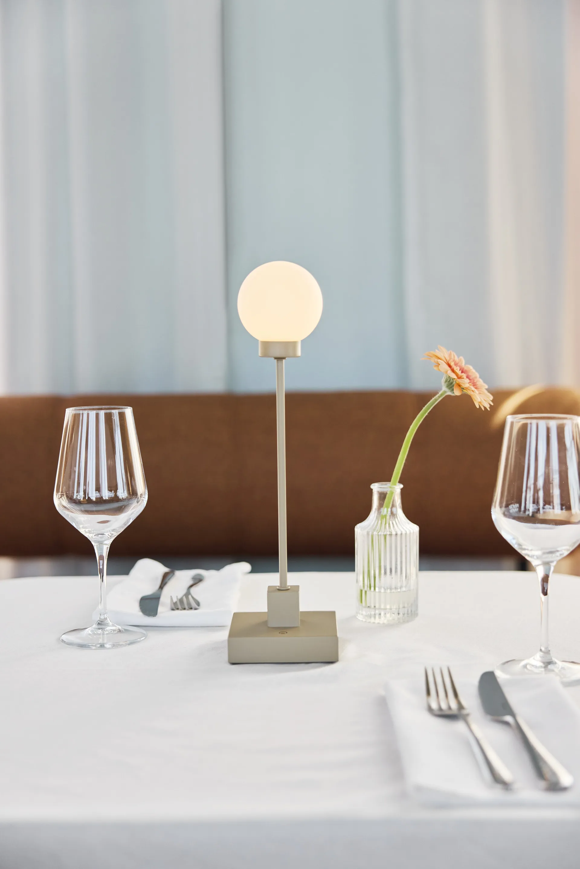 Przenośna stołowa lampa Snowball 33 cm, Grey beige Northern