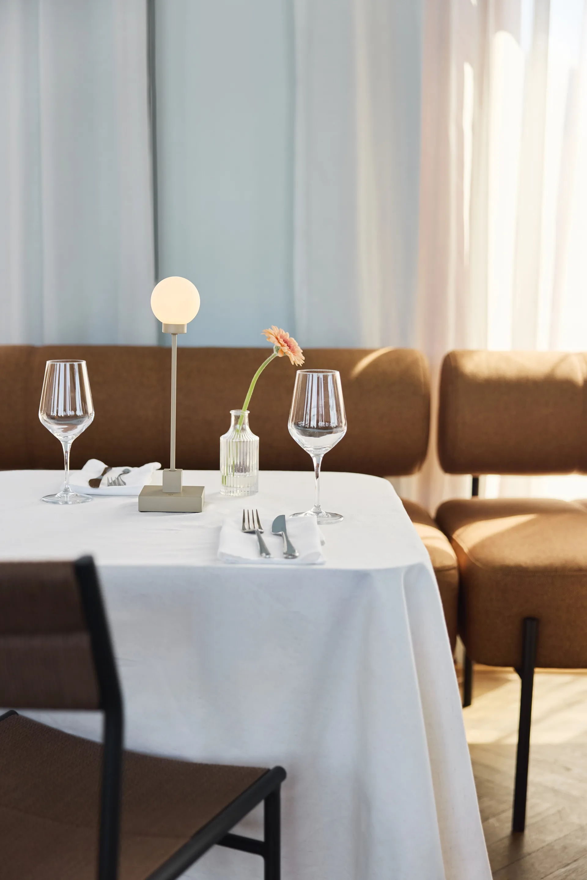 Przenośna stołowa lampa Snowball 33 cm, Grey beige Northern