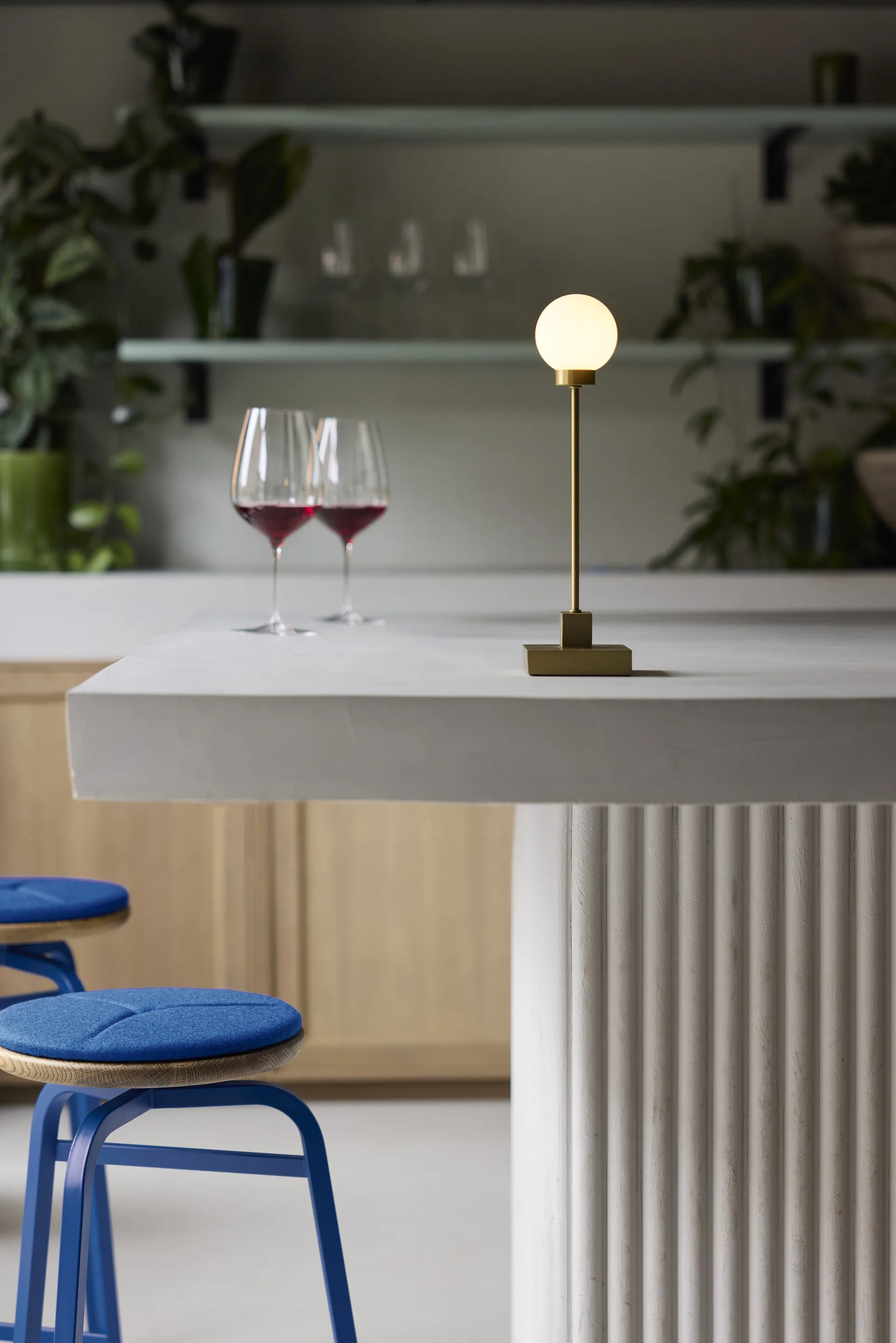 Przenośna stołowa lampa Snowball 33 cm, Mosiądz Northern