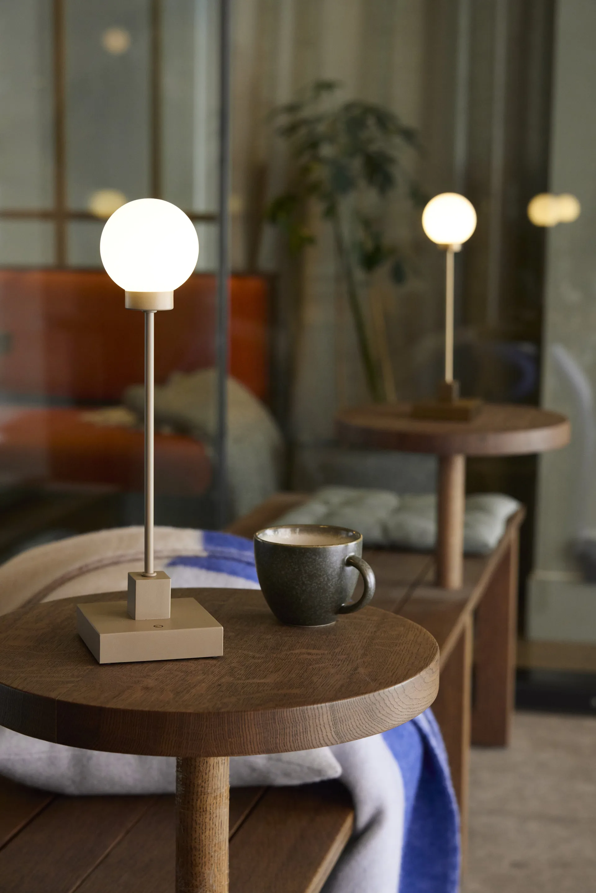 Przenośna stołowa lampa Snowball 33 cm, Mosiądz Northern