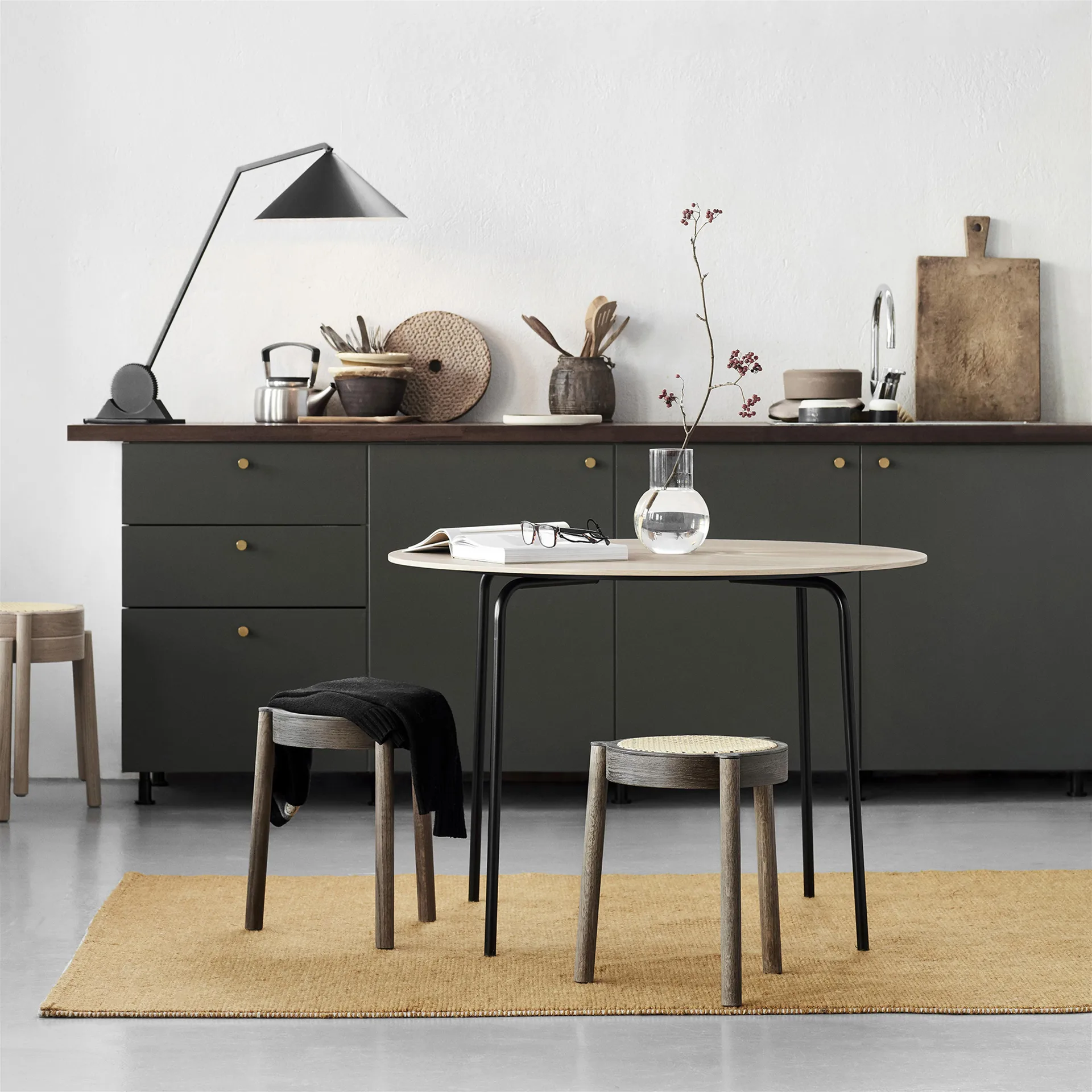 Taboret Pal z siedziskiem rattanowym, dąb wędzony Northern