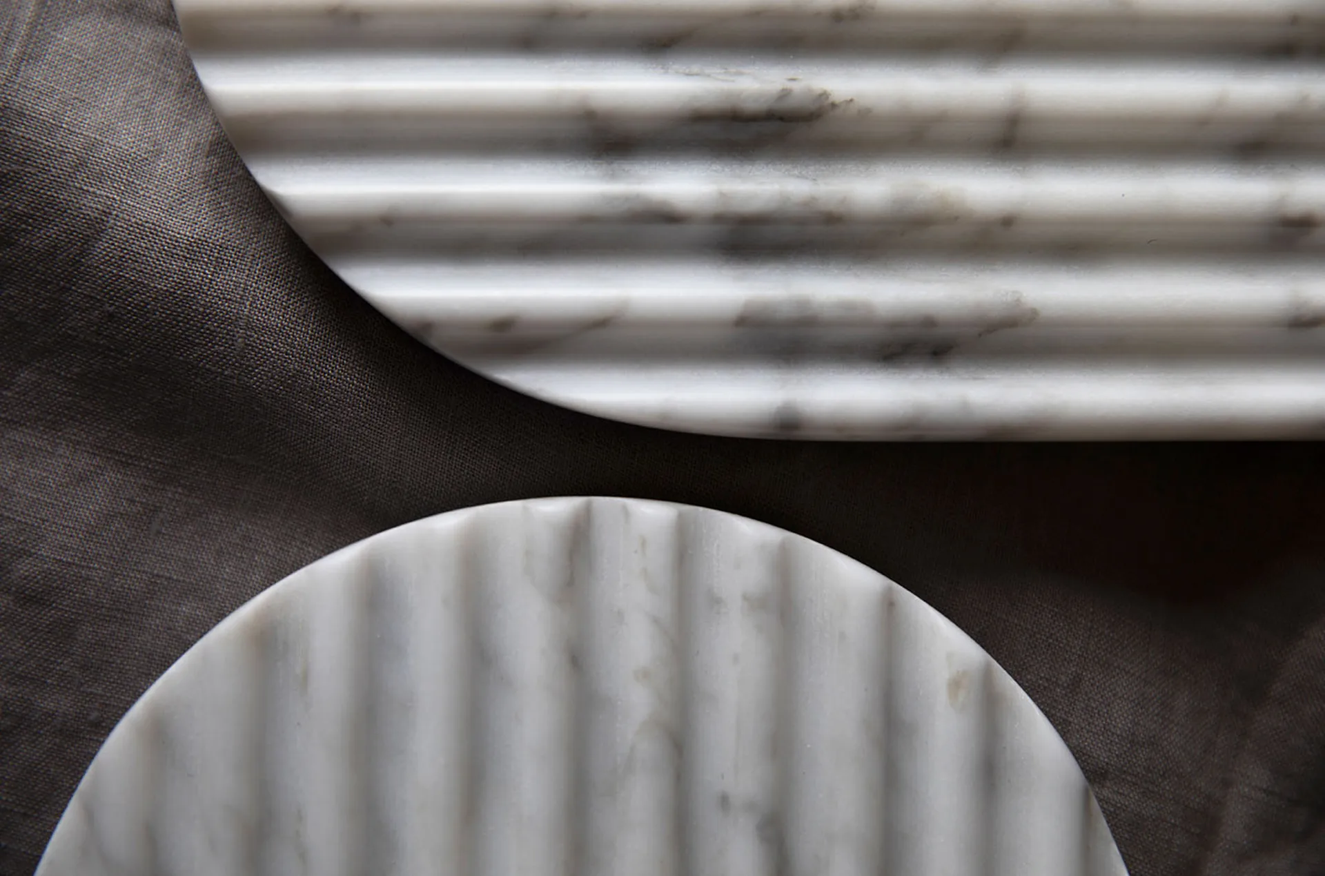 Taca Podium 40 cm, Biały marmur mieszany Northern