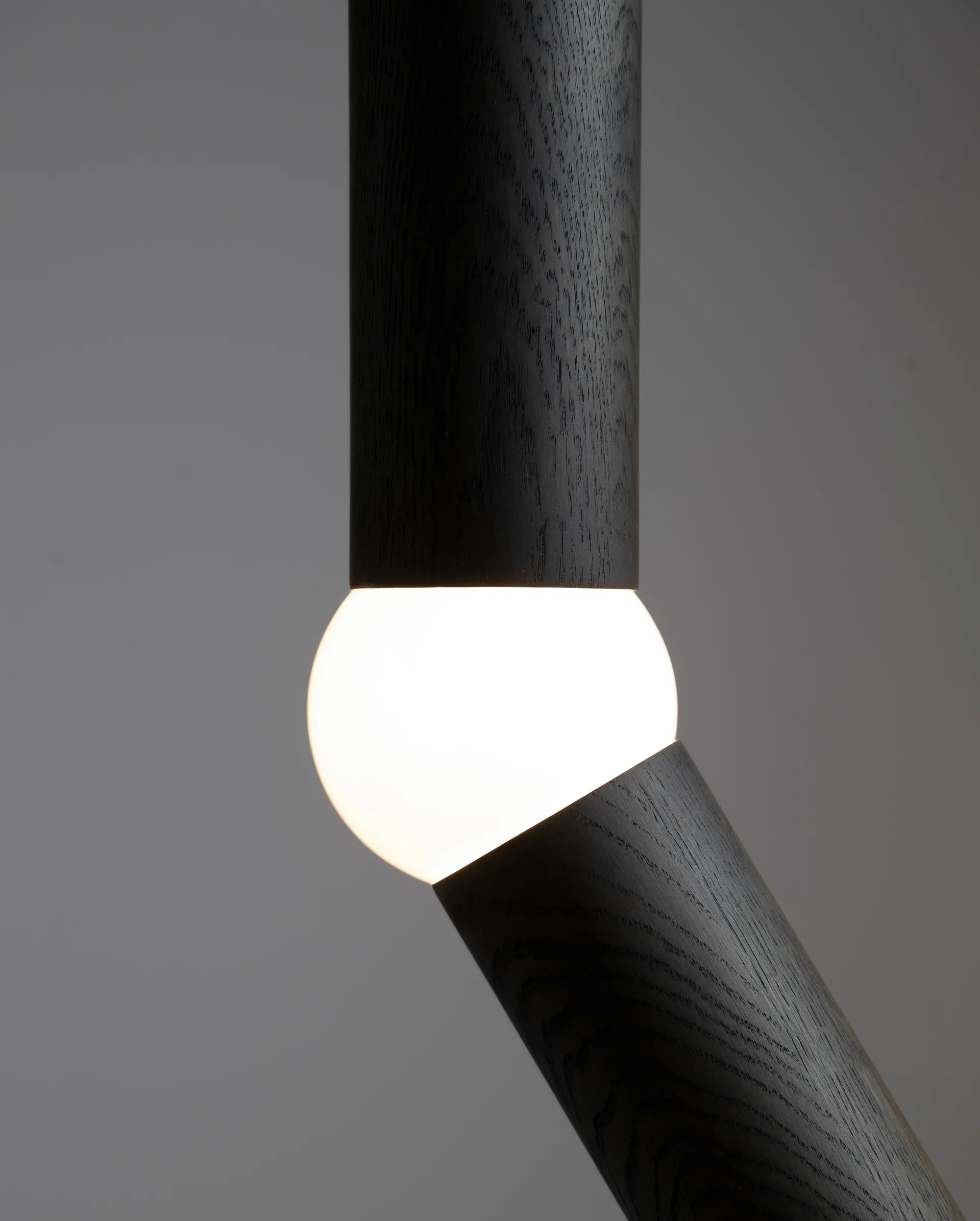 Lampa podłogowa Lightbone o wysokości 124,3 cm, Czarny dąb Oblure